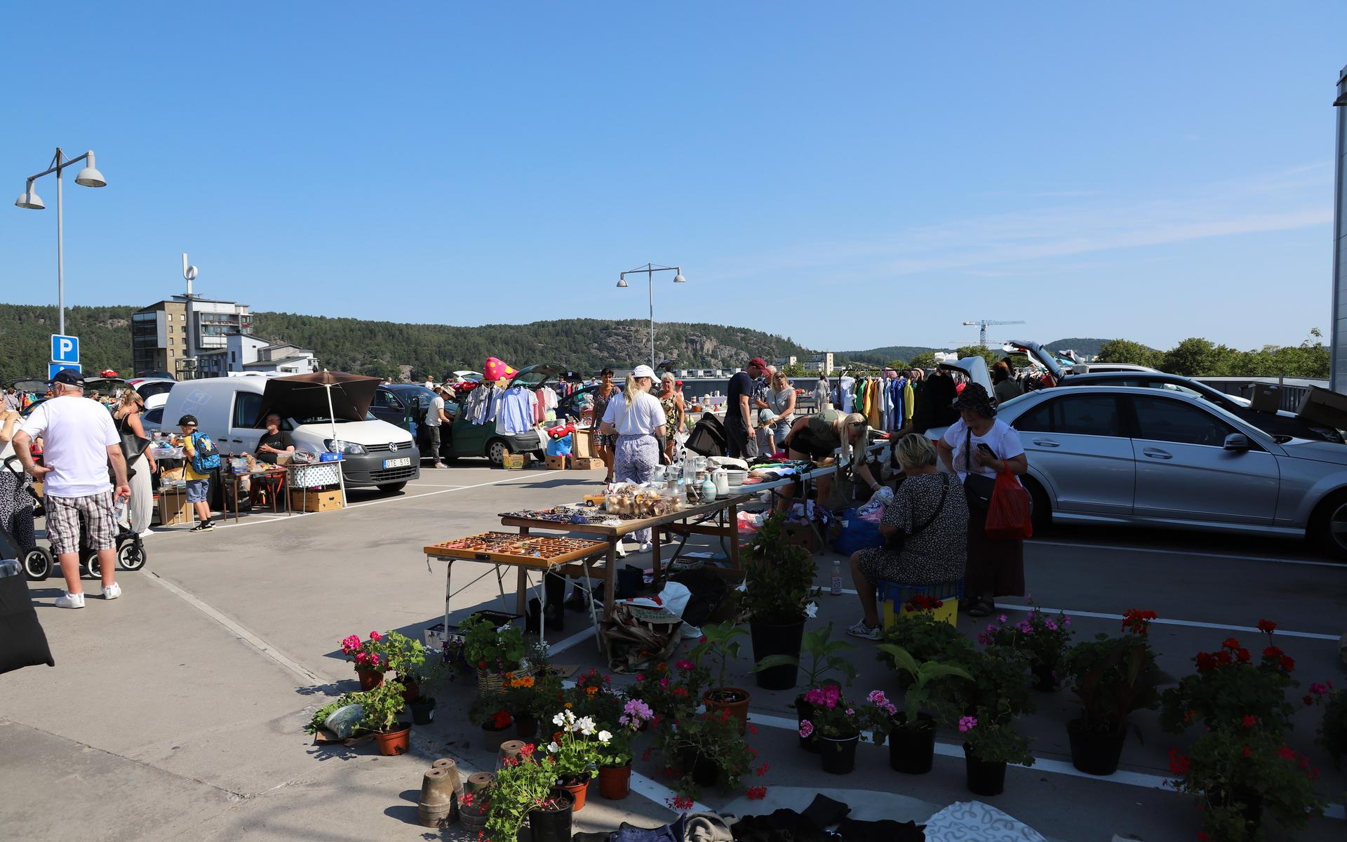 Trots värmen fanns det en hel del besökare under söndagens loppmarknad på Allums tak.
