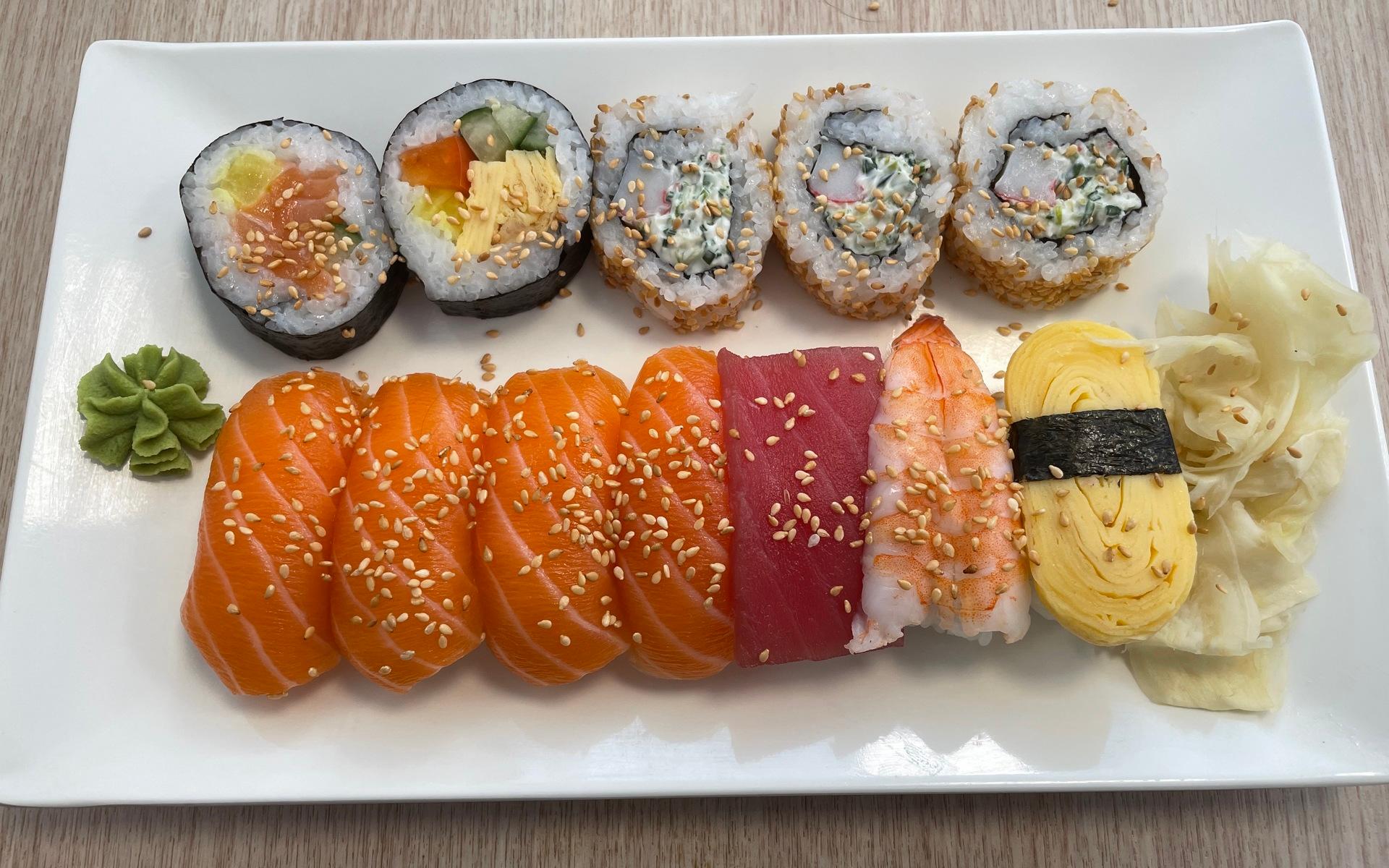 En klassisk sushi med de vanliga bitarna.