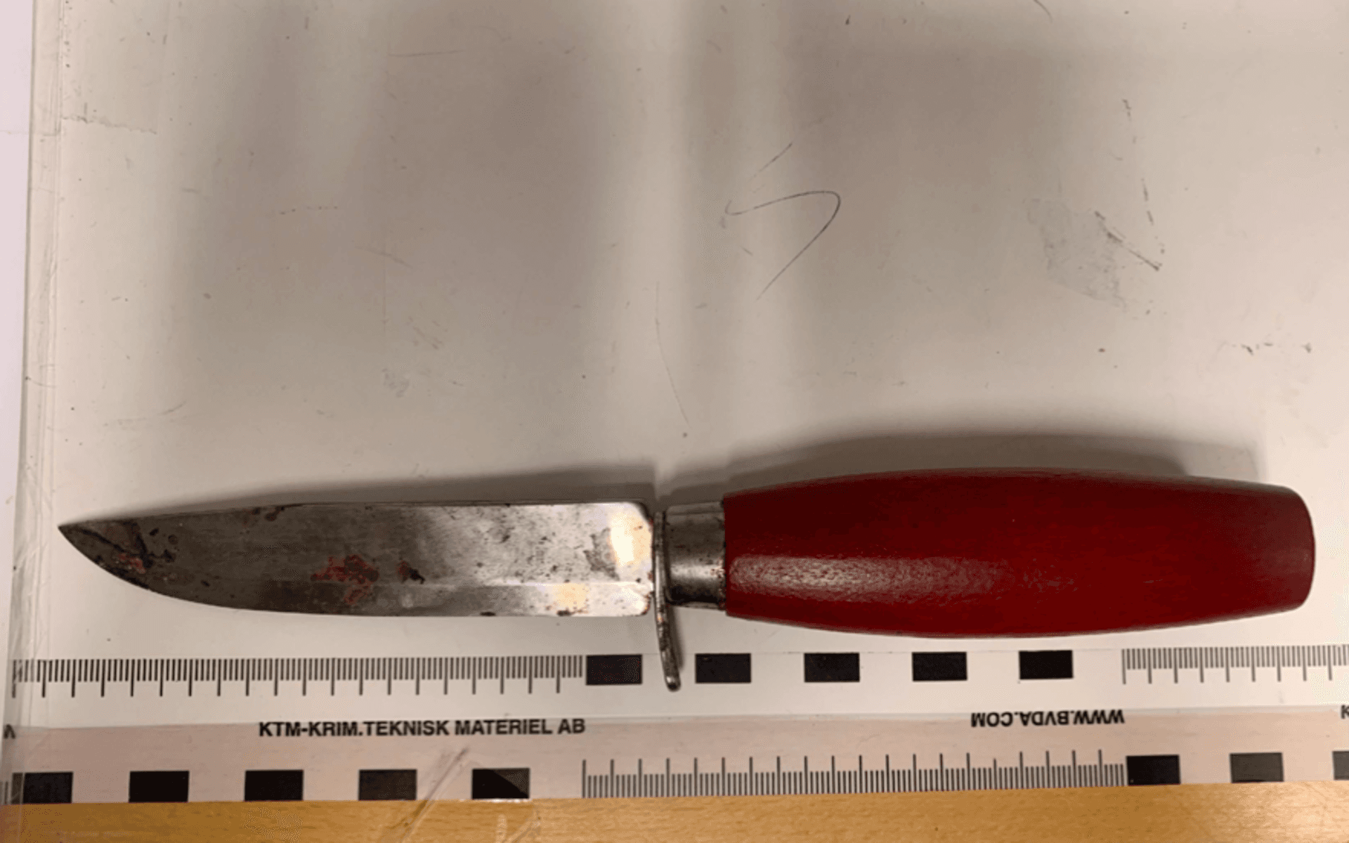 Kniven som hittades när mannen kontrollerades av polis vid en offentlig toalett.