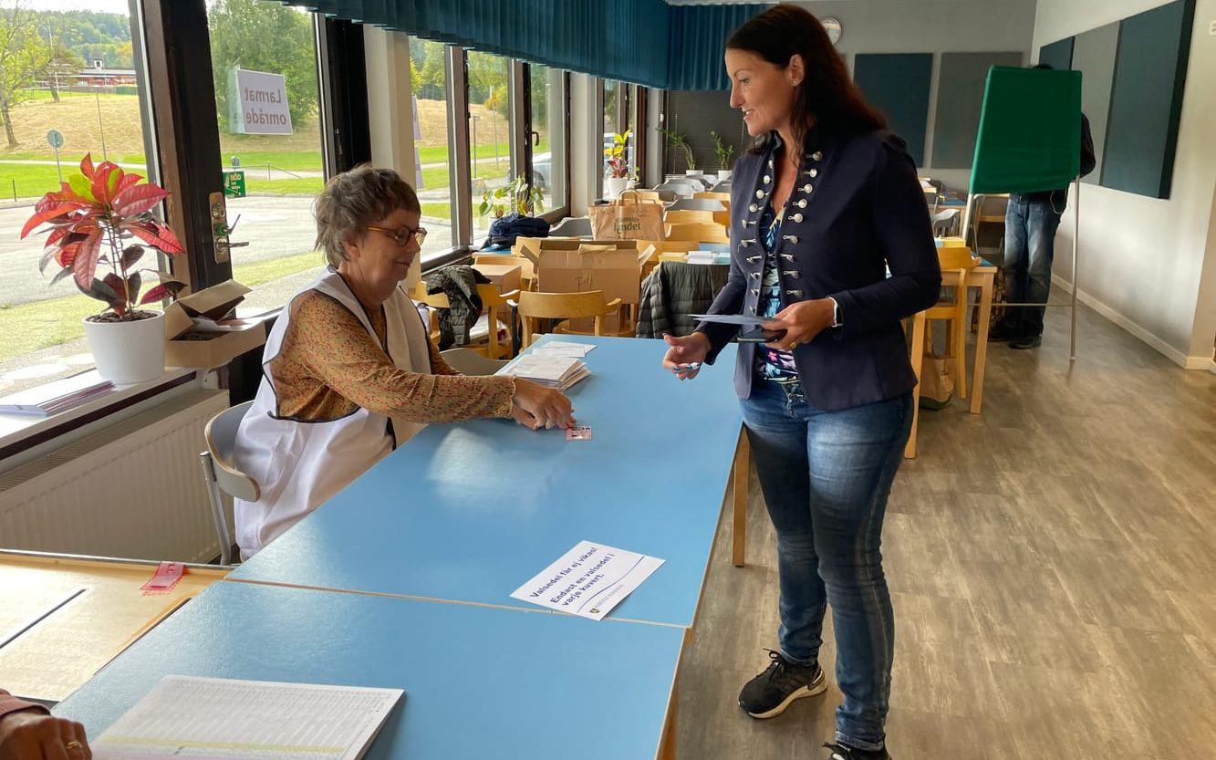 Marith Hesse (M) kommunstyrelsens ordförande röstade också under dagen vid Oxedsskolan – även om det mest blev personkryss och en uppdatering på förtidsröstningen. 