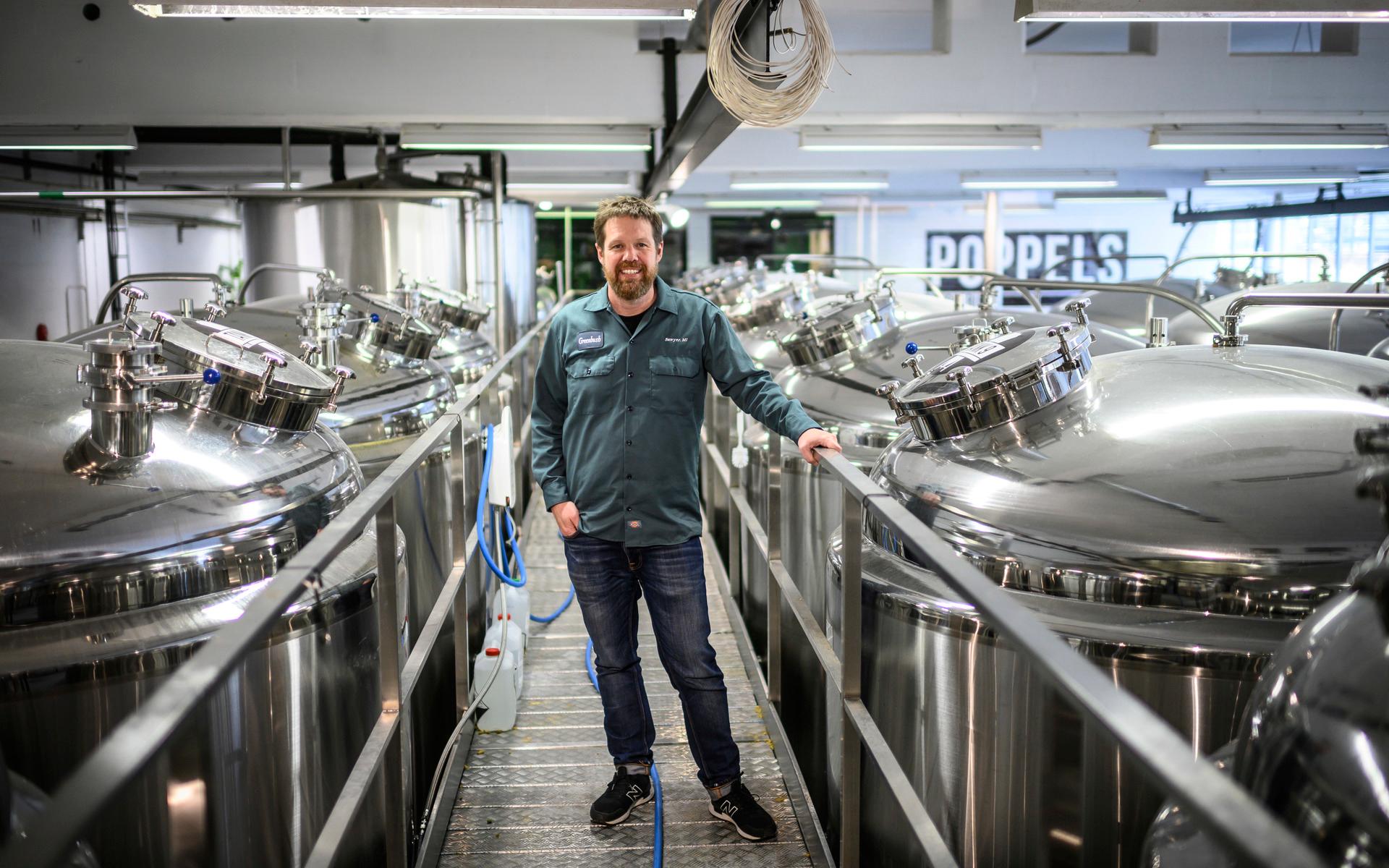 Mats Wahlström vd på Poppels bryggeri, berättar att de tvingas höja priserna för första gången sedan starten för tio år sedan. 