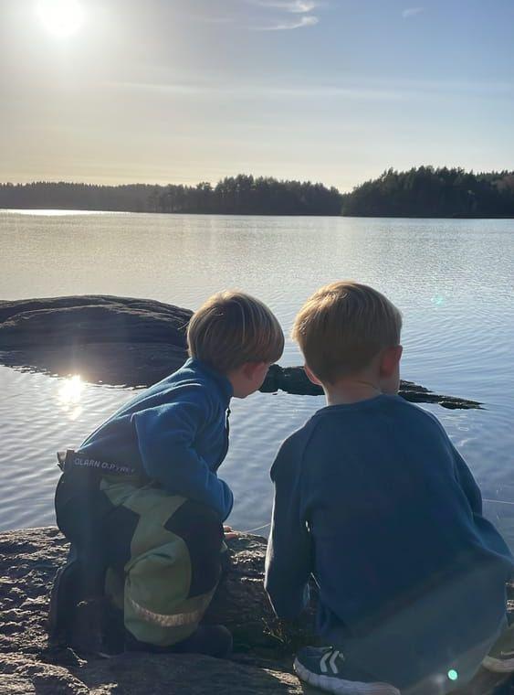 30 oktober vid Kåsjön.Tog den här underbara bilden på sonen och hans kusin när de satt och lekte tillsammans.