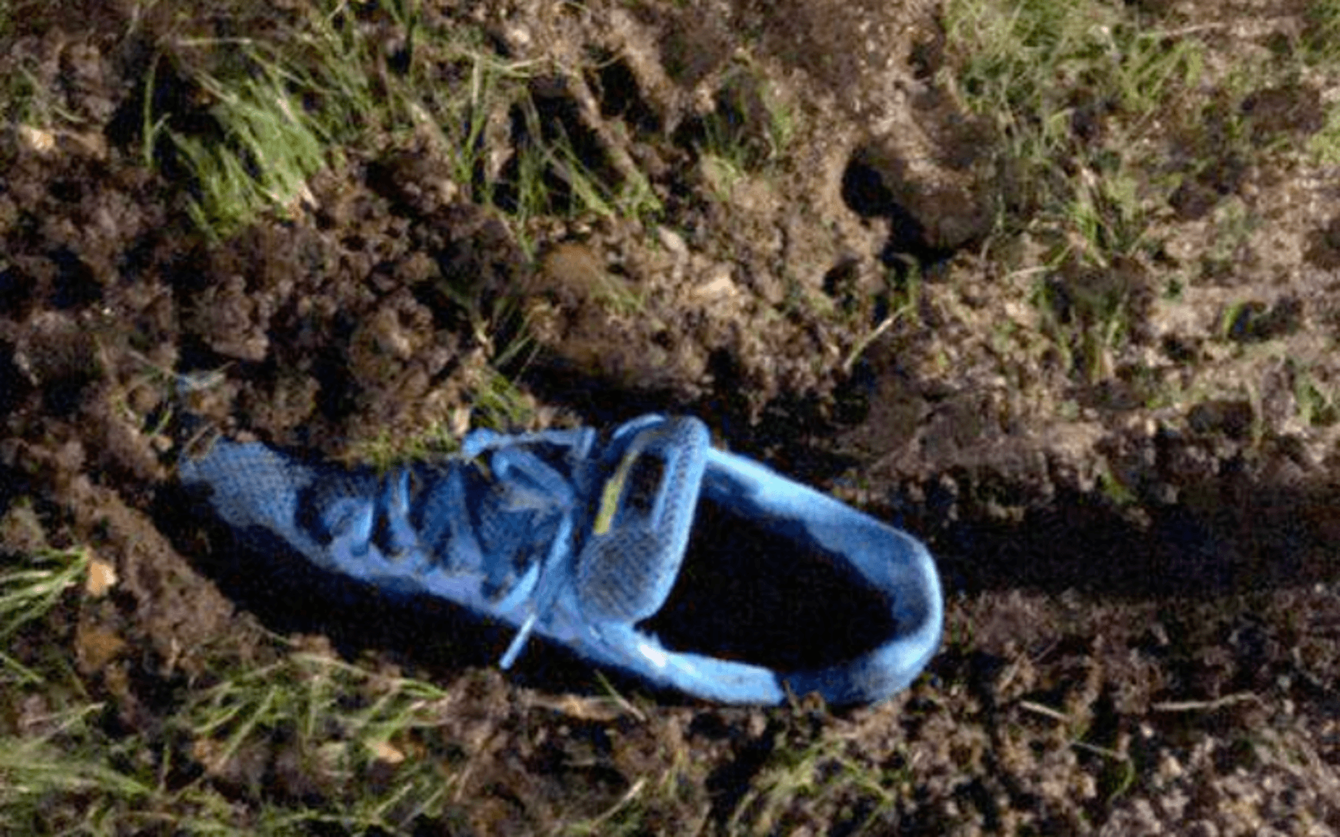 Partillebon tappade skorna under polisjakten. Högerdojan verkar ha fastnat i leran.