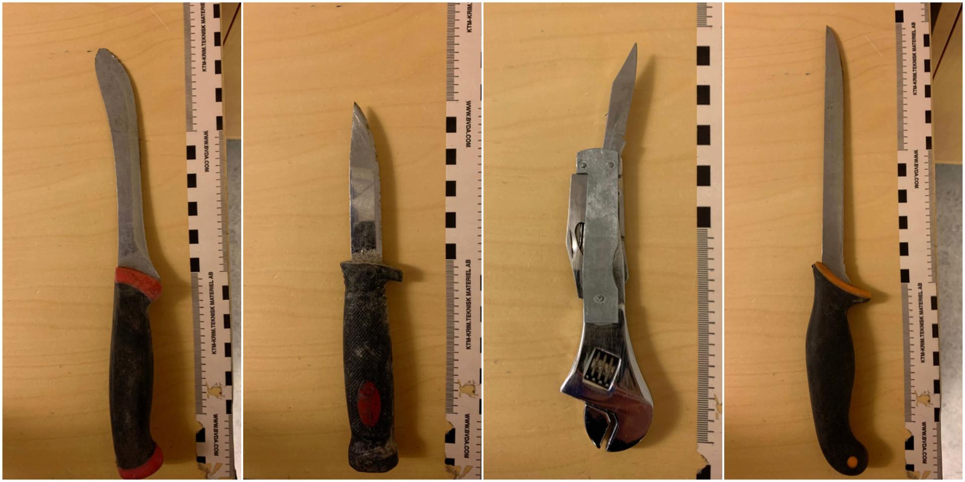 Polisen hittade fyra knivar i varierande längd på mannen, som nu åtalas för brott mot knivlagen.