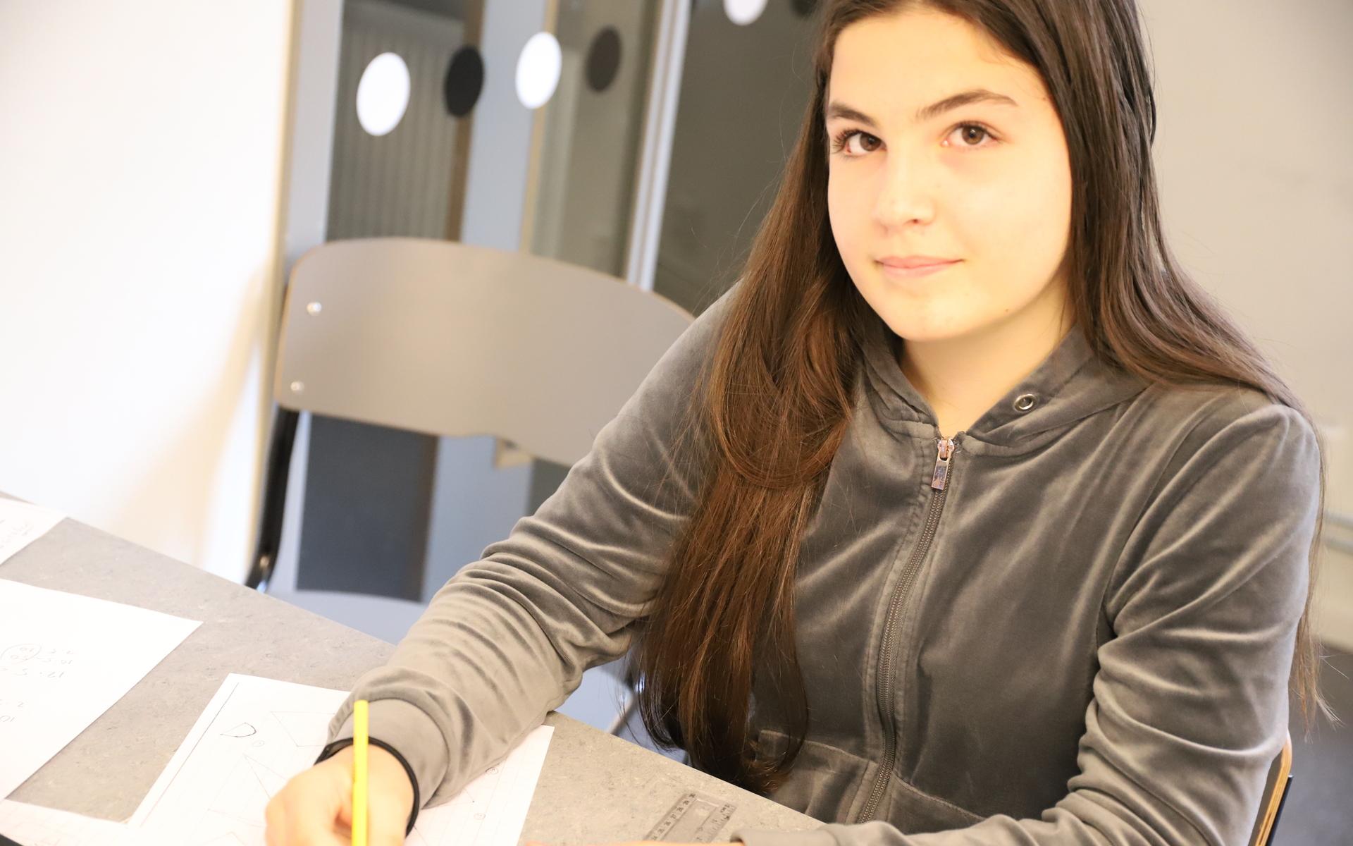 Erza Krasniqi tycker att hon lär sig mer under sommarskolan än under vanlig skola. Lärarna har tid att förklara och det är bättre arbetsro, förklarar hon. 