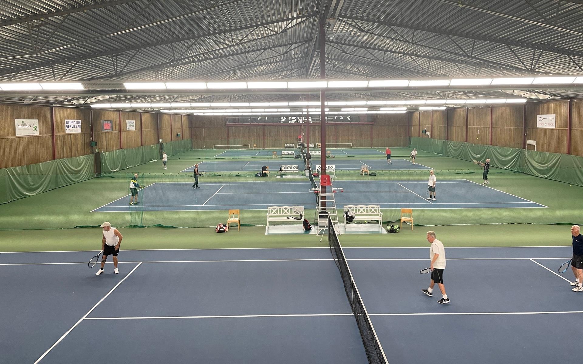 När Partille Tidning var på plats i tennishallen spelade seniorerna lite förmiddagstennis.