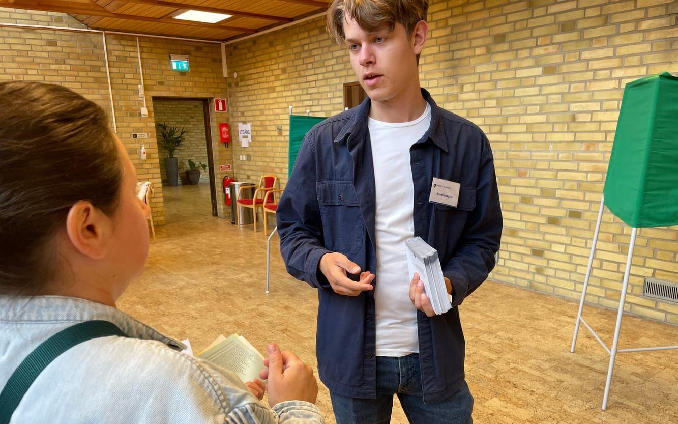 Fredrik Silvebåge är röstmottagare och förstagångsväljare. Han fick dirigera vilsna väljare rätt och förklara hur de skulle göra med kuverten inne i vallokalen. 