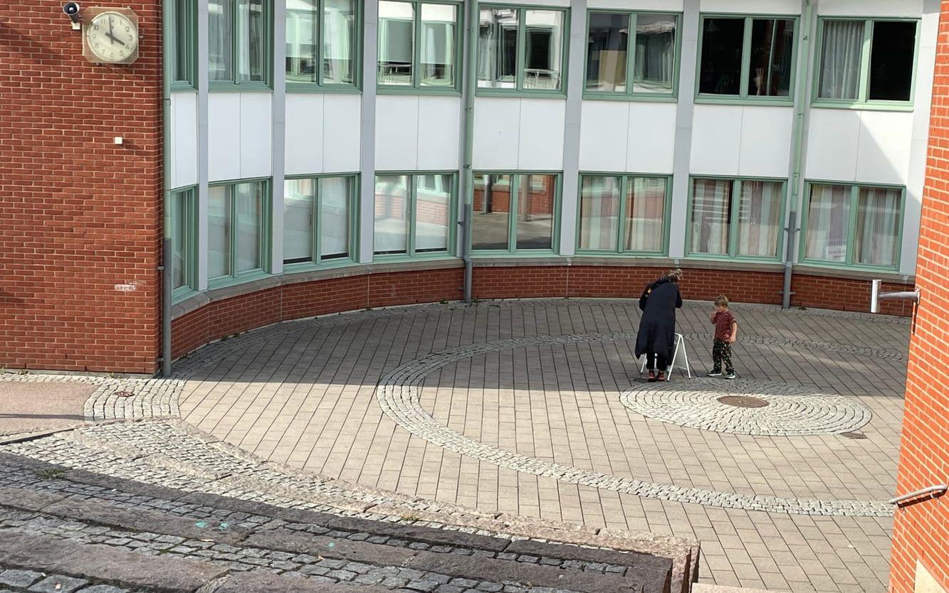 Uttråkade barn kunde leka med skyltar som anvisade till valet utanför Lunden, vid Furulundsskola. 