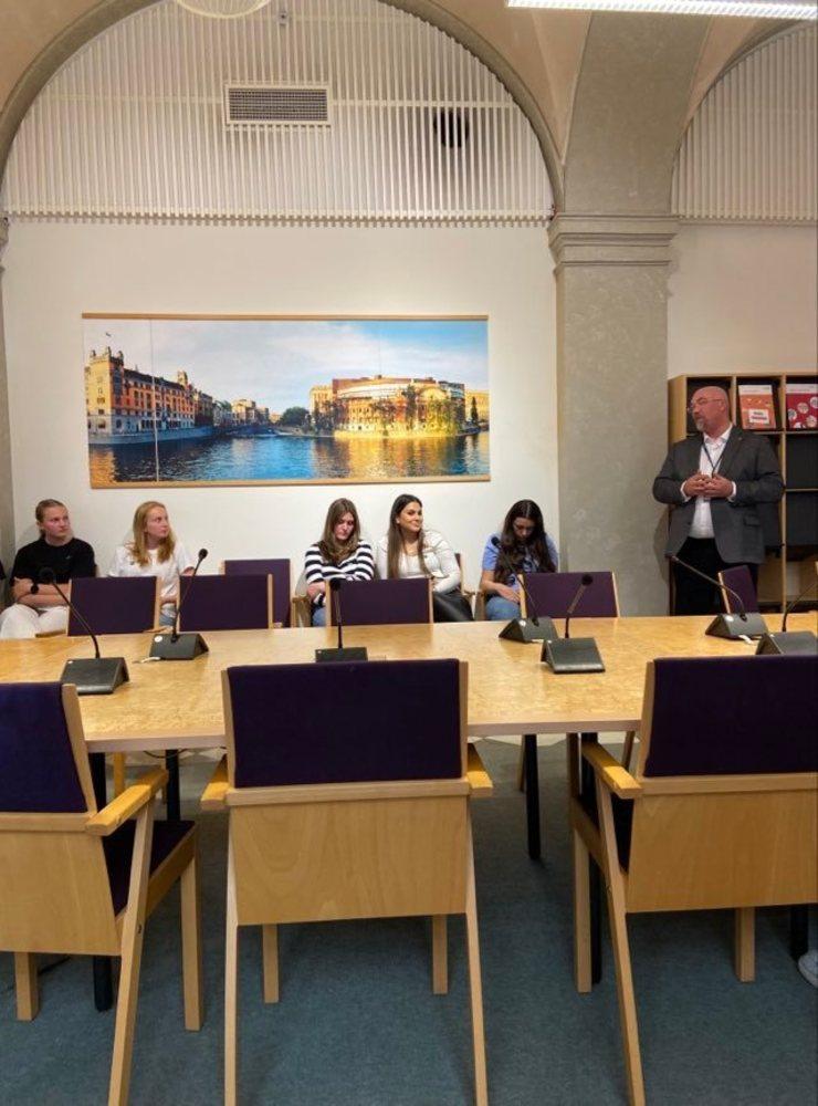 Eleverna från Partille gymnasium fick en pratstund med socialdemokraten Joakim Järrebring från Alingsås. 