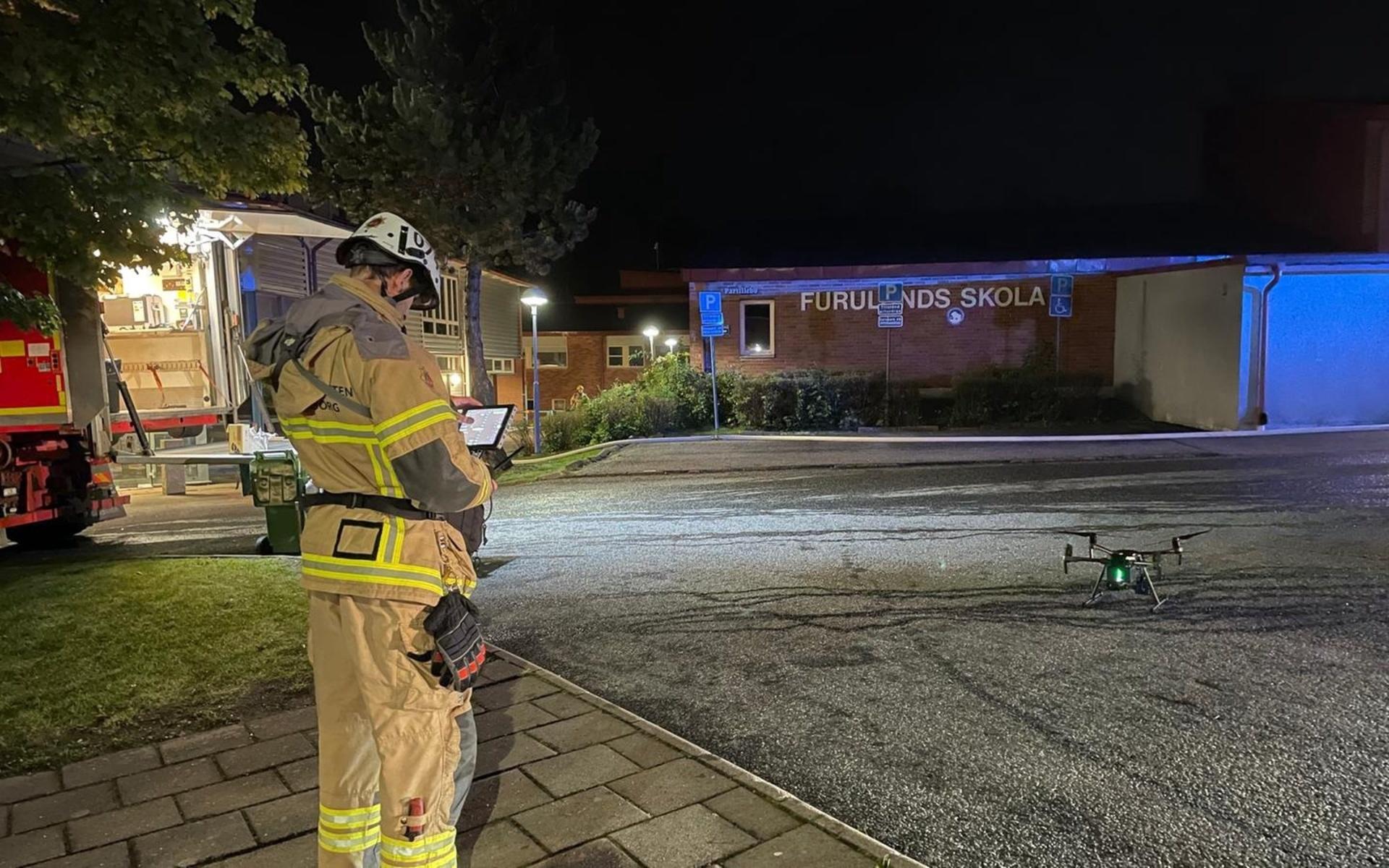 Som mest arbetade 12 enheter från räddningstjänsten för att bekämpa branden på Furulundsskolan.
