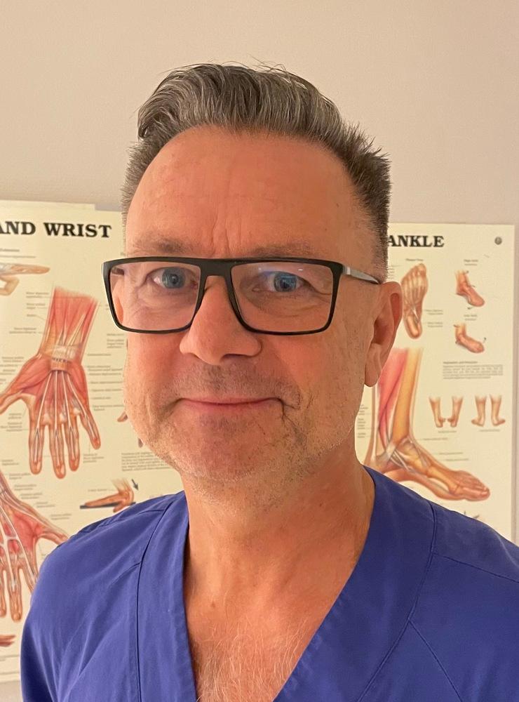 Anders Jönsson är överläkare på Sahlgrenskas avdelnings för ortopedi vid Mölndals sjukhus. Han vittnar om ett ansträngt läge på mottagningen – och uppmanar sköra äldre att stanna hemma i halkan.