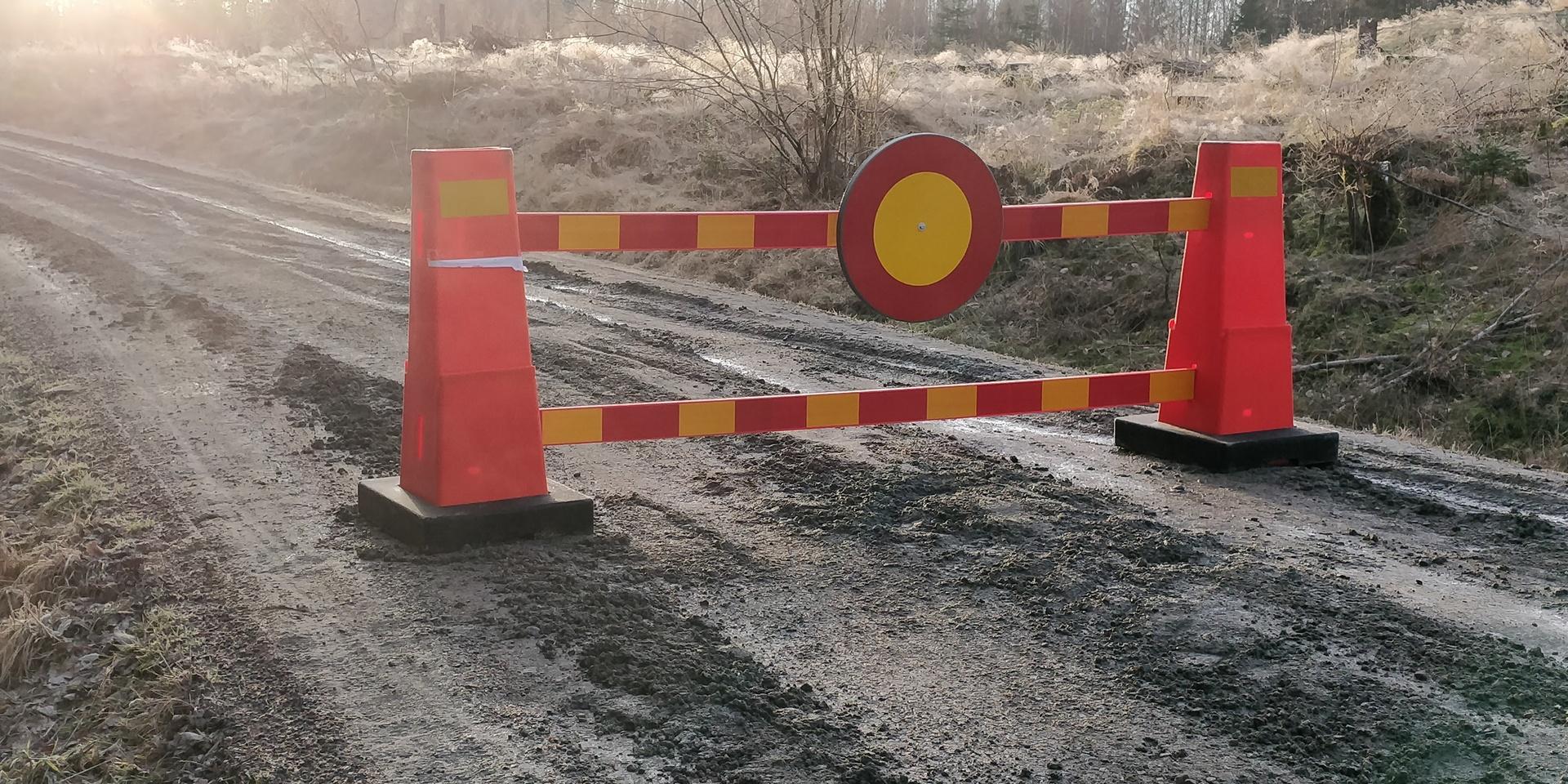 Vägföreningen Jonsered-Bråta har stängt av vägen på gränsen mellan Paritlle och Lerum.