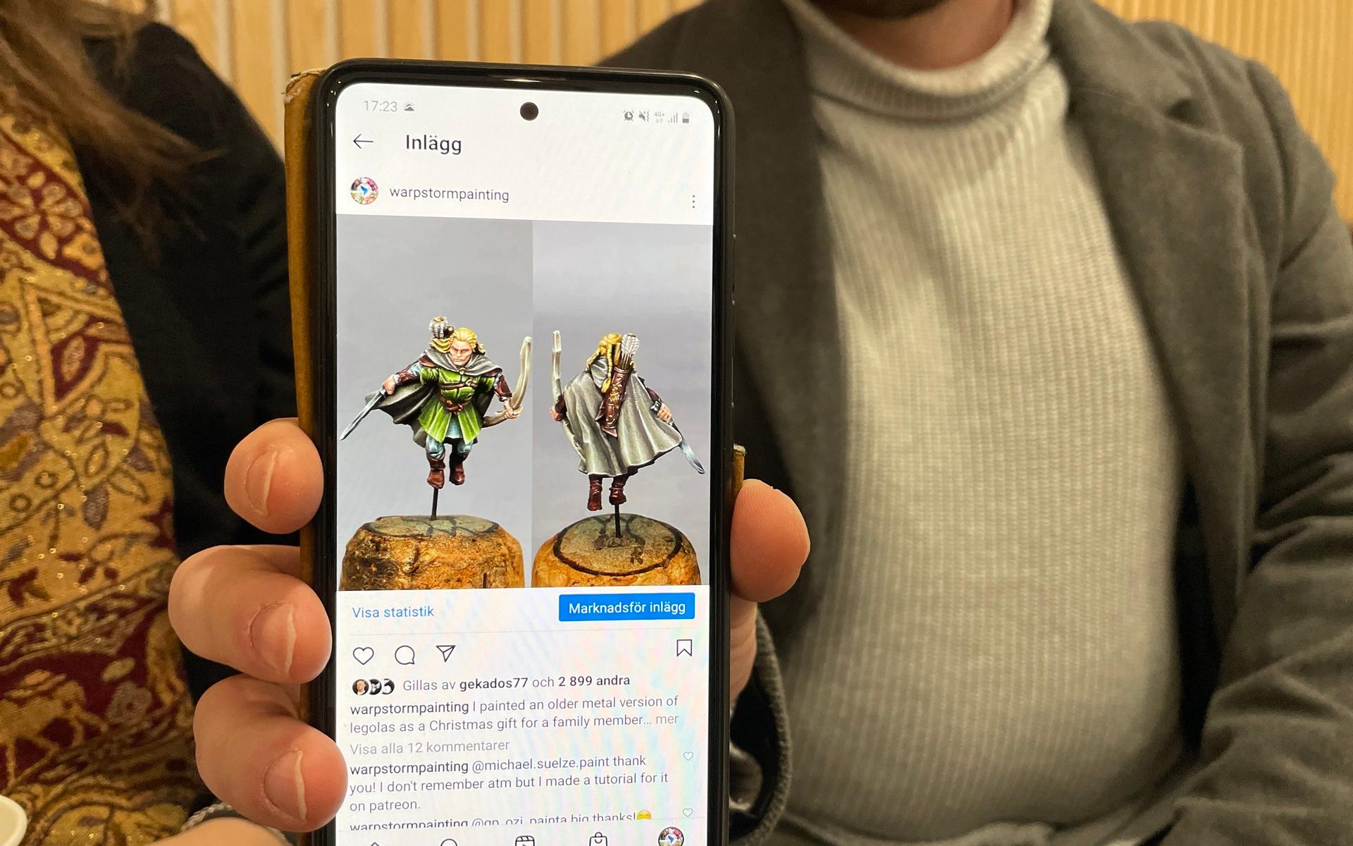 Förutom att de älskar musiken ägnar sig Johan även åt att måla spelet Warhammers figurer, här syns Legolas i miniatyr, fastnålad i en vinkork. 