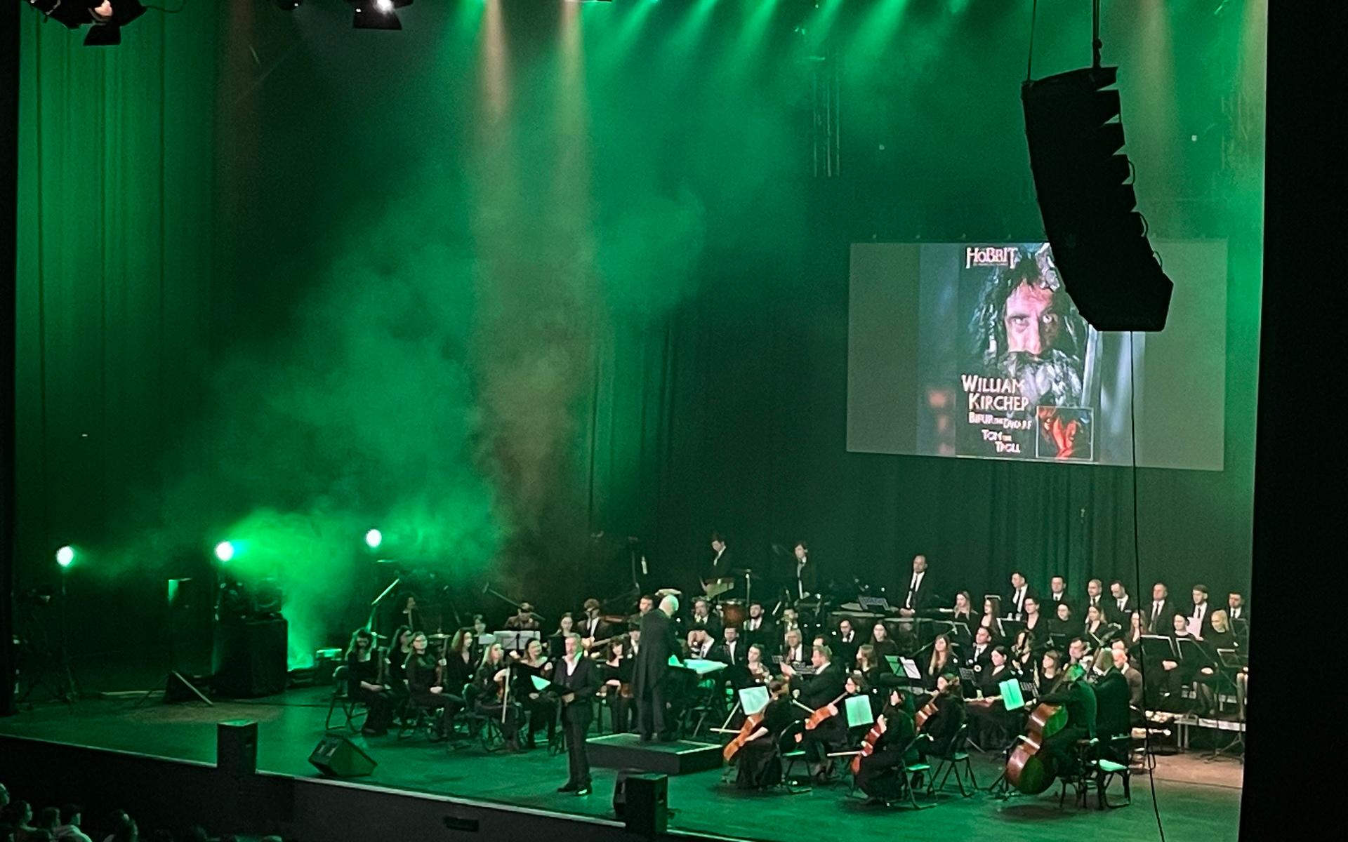 Värd för konserten var ingen mindre än nyzeeländska skådespelaren William Kircher från de tre Hobbit-filmerna, som där spelar dvärgen Bifur. 