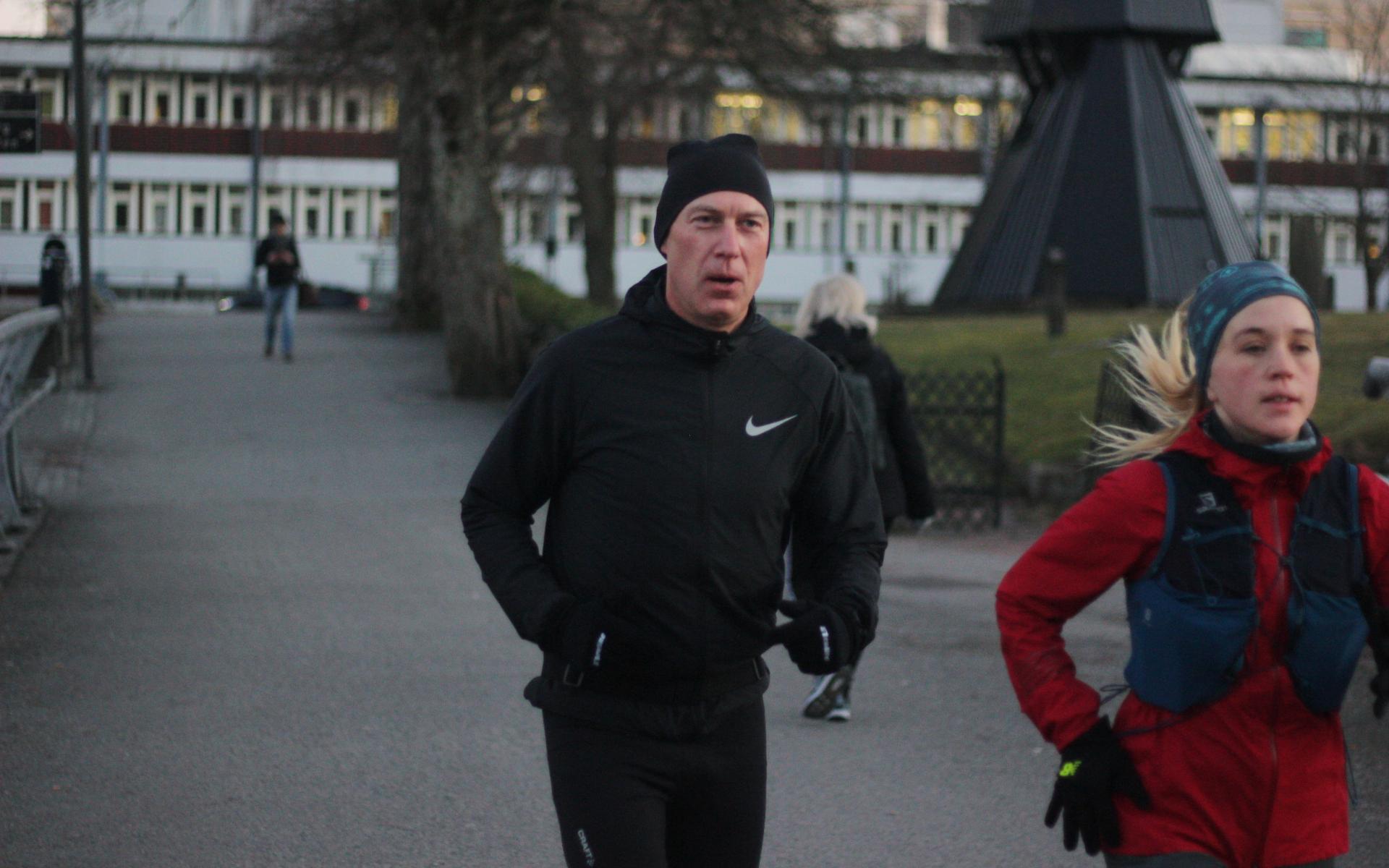 Lotta Notfjäll började springa för att hon var i en jobbig fas i livet medan Henrik Berglund började att springa efter att han läst en bok om löpning. 