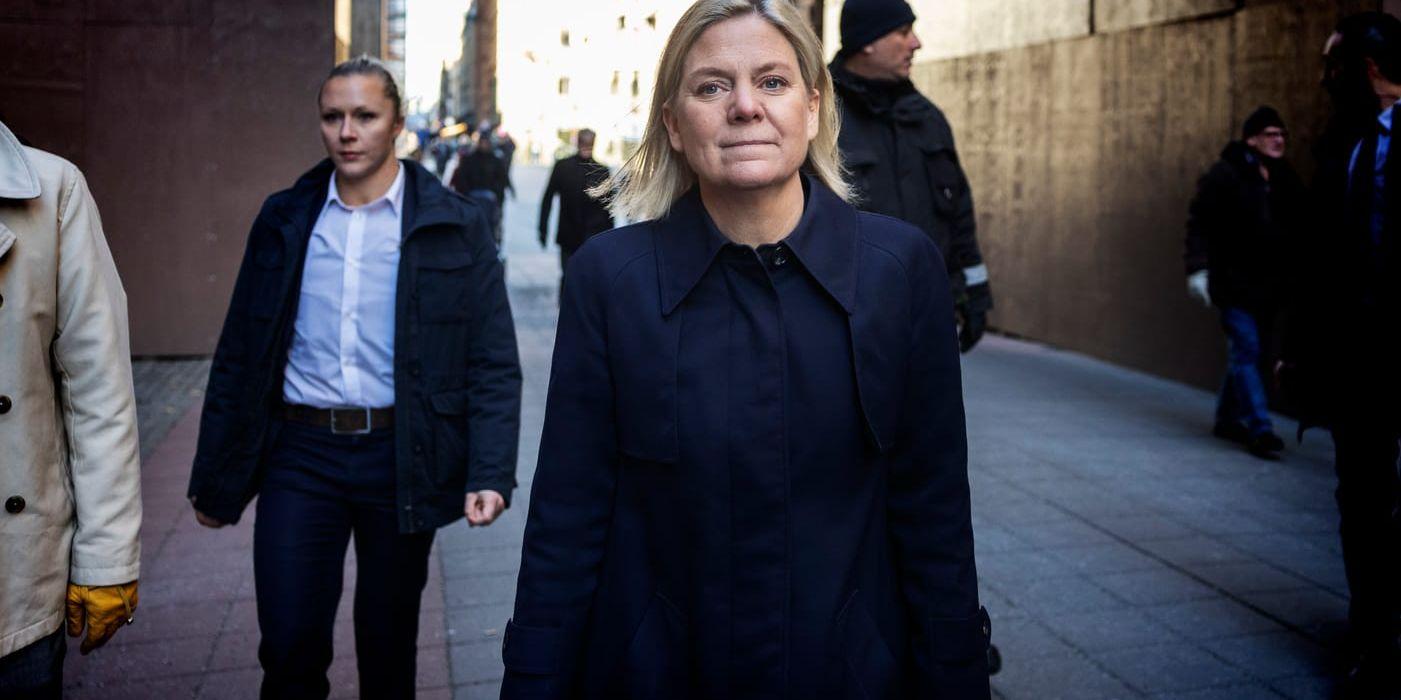Magdalena Andersson på väg till Riksdagen för möte med talmannen. På onsdagen röstades hon fram till Sveriges nya statsminister. 