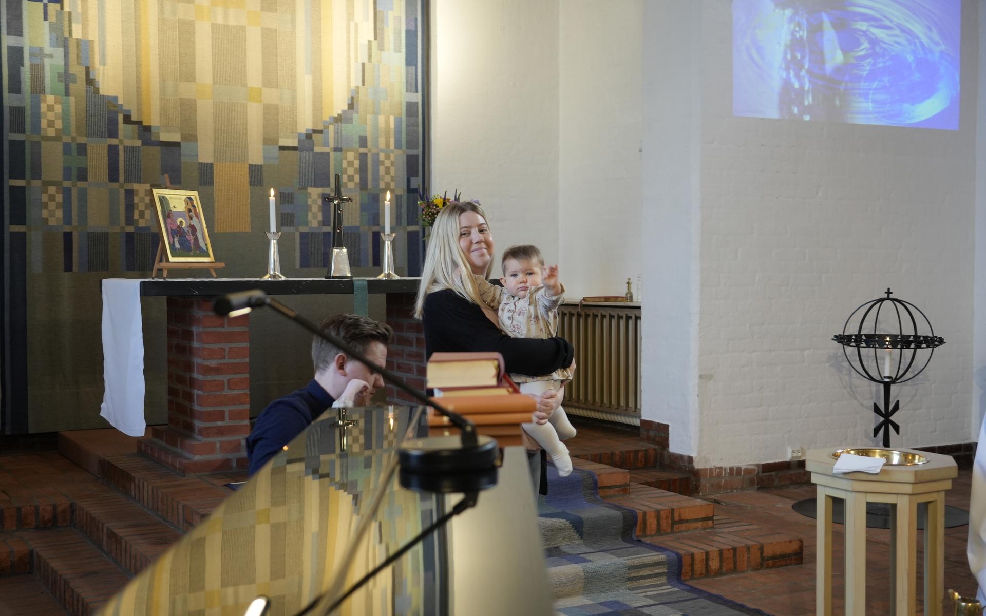 Helen Svensson och lilla Charlie, som dessutom fyller ett år om en vecka, gör sig redo inför dopceremonin. 