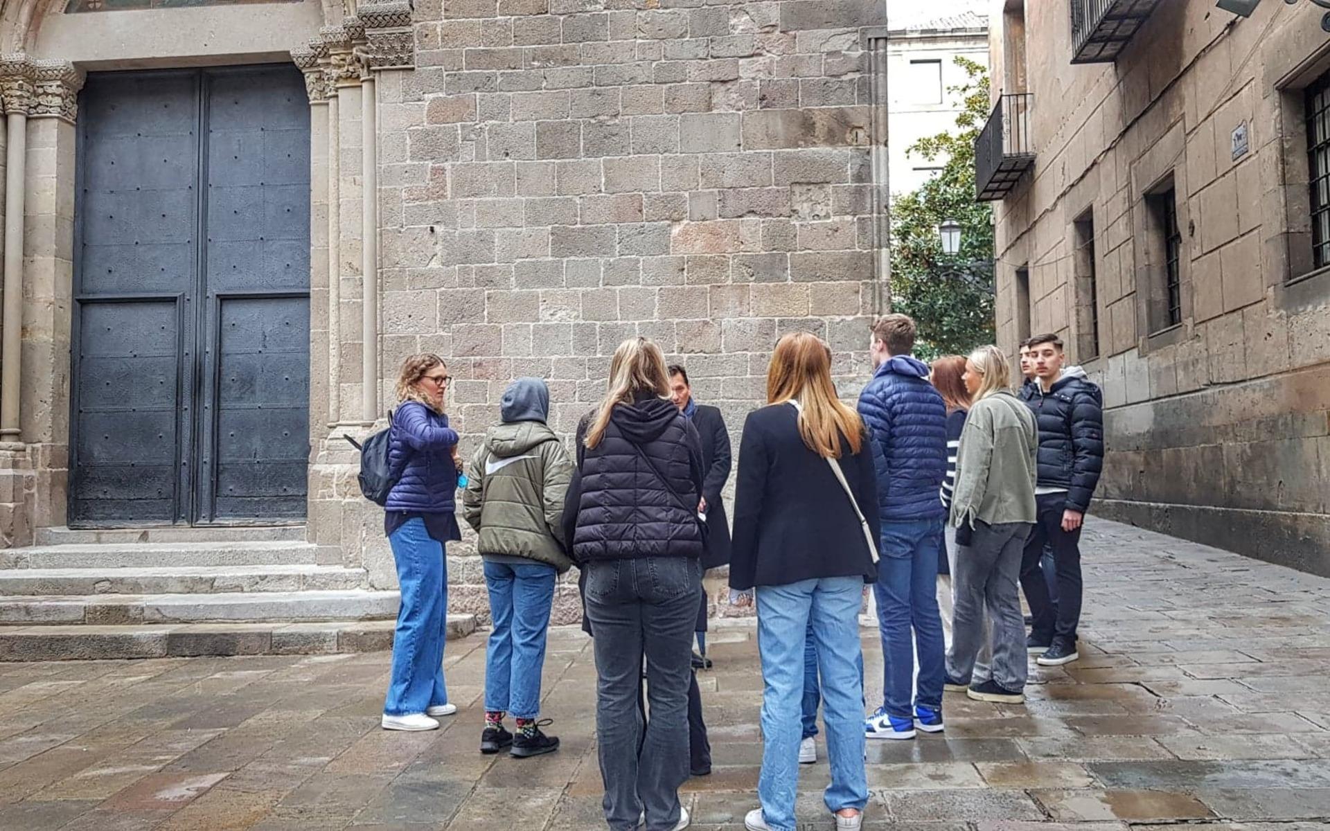 Stadsguiden visar runt eleverna från Partille i gamla delen av Barcelona.