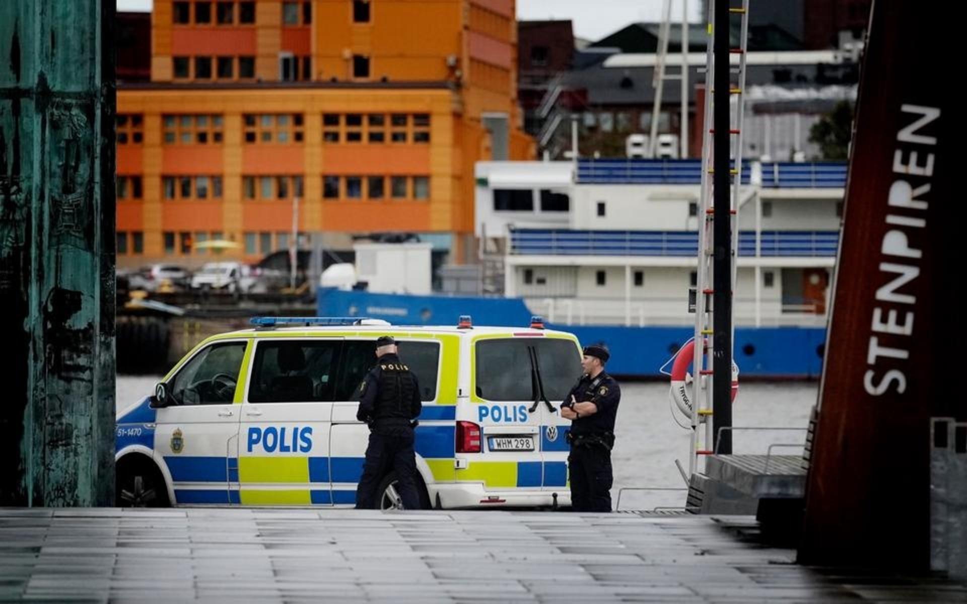 Larmet om att en avliden person setts i vattnet vid Stenpiren i Göteborg kom på onsdagsförmiddagen. Senare bekräftade Åklagarmyndigheten att det var mannen som misstänks ha orsakat explosionen i Annedal i Göteborg.