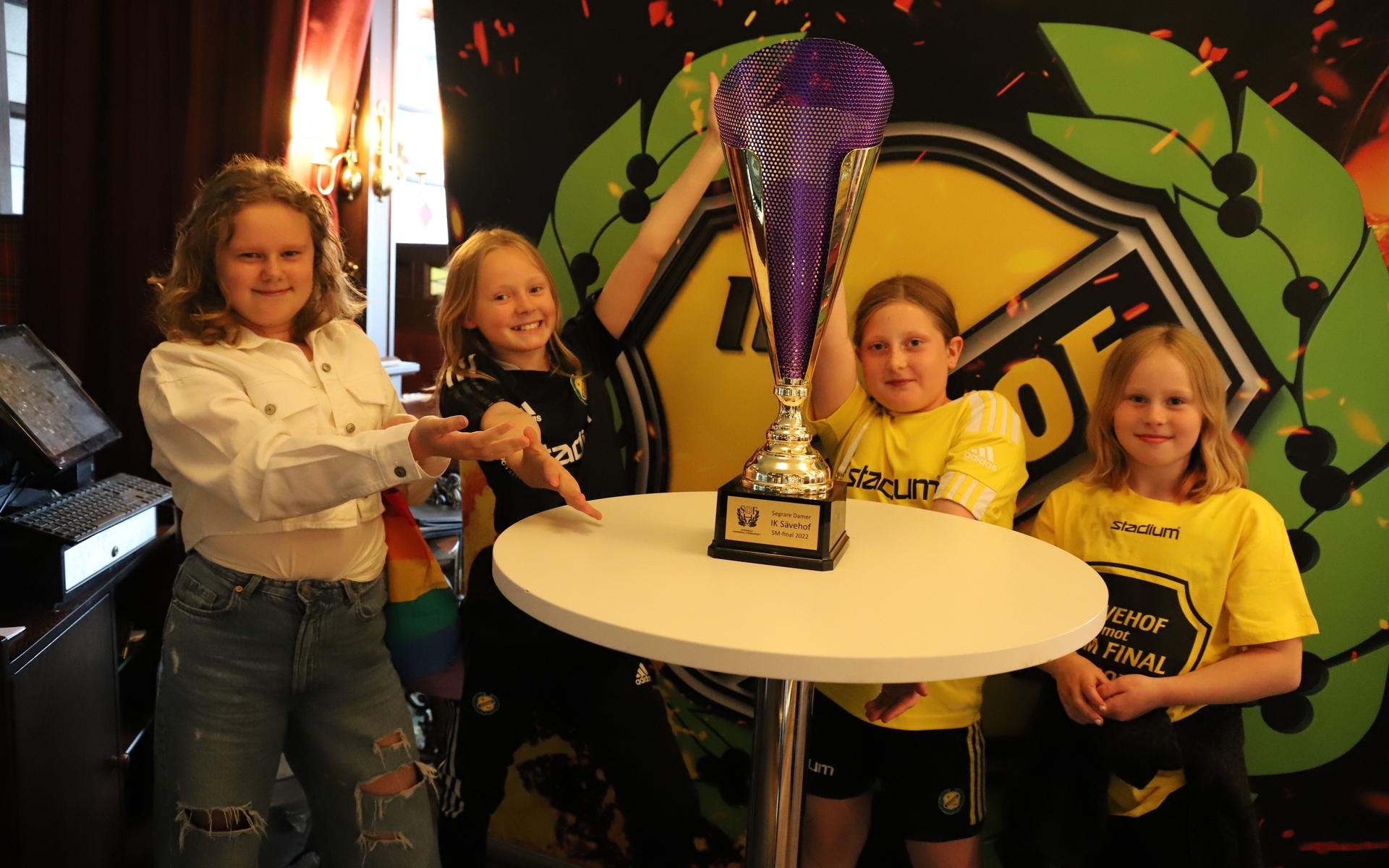 Ungdomarna Ida Lantto, Nova Solborg, Sofia Segerberg och Emma Küller inväntar damlaget. 
