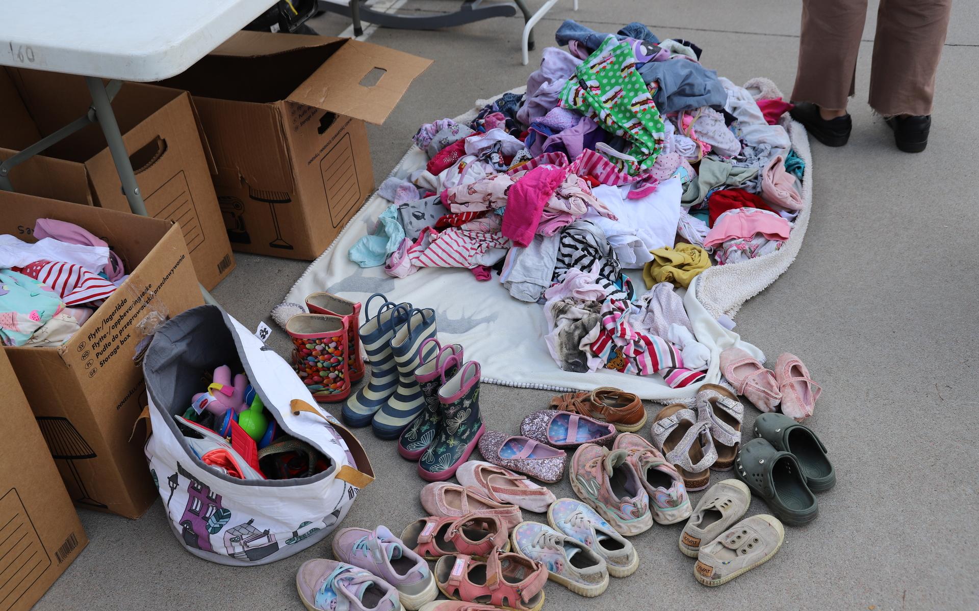 Mycket barnkläder och skor fanns att välja bland på loppisen på taket till Allum.