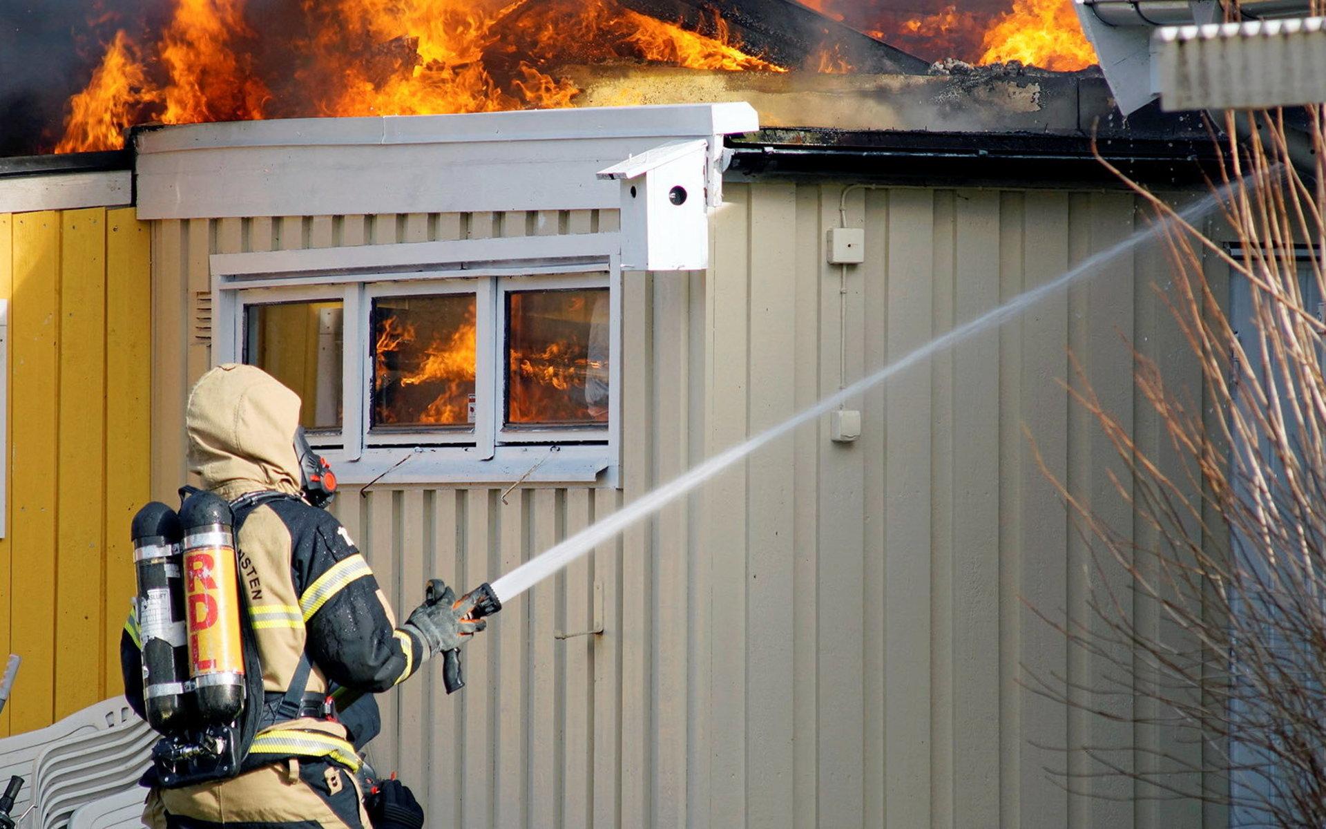 När det börjar brinna hemma går det mycket fort. De första två till tre minuterna brinner det mindre, sen blir det mycket rök och branden tar fart. Bilden är från en brandövning. Arkivbild.