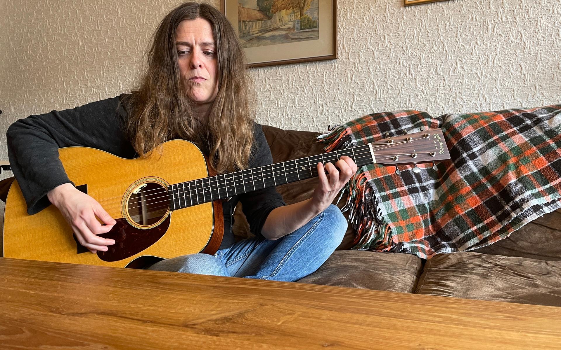 Lella Gislén sitter oftast i sitt vardagsrum och skriver på ny musik.