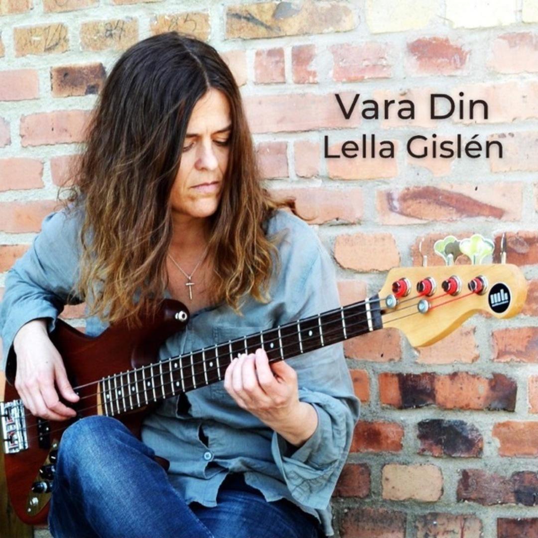Även ”Vara Din” är utgiven som singelskiva. Lella Gislén trivs att spela med elbas. 