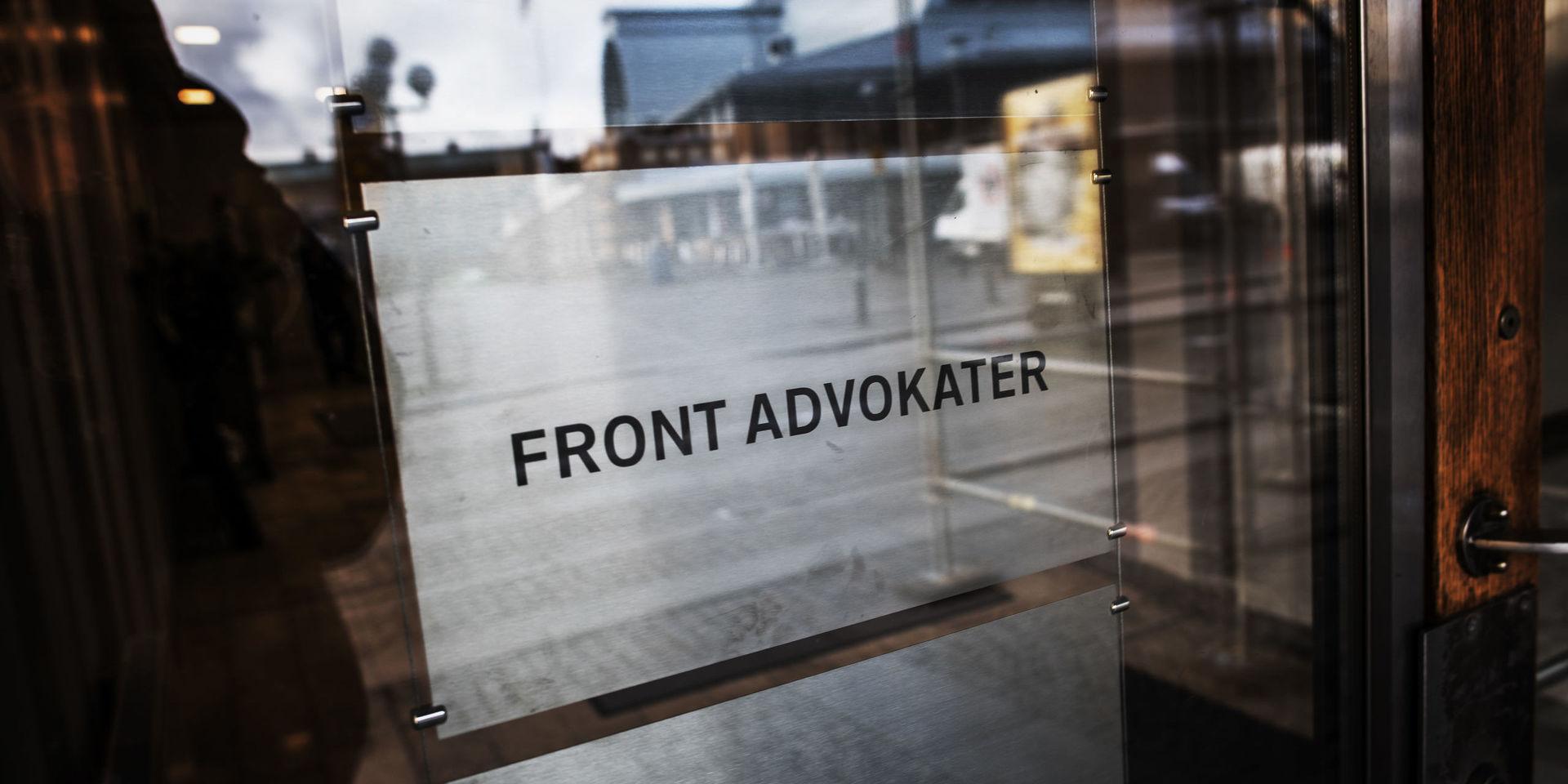 Front Advokater har rymliga lokaler vid Kungstorget. Härifrån har advokatbyrån levererat det mesta av juridiken till Göteborgs kommun, men också mycket till flera kranskommuner. 