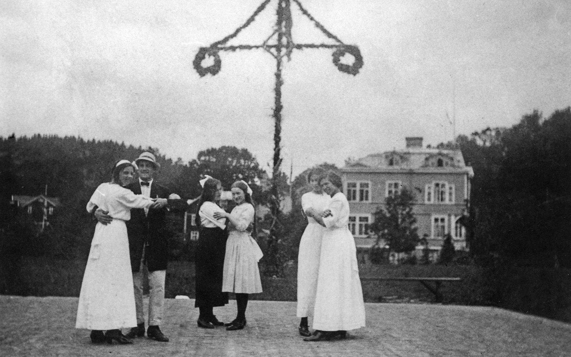 Midsommarfirande i på en dansbana i Mellby  år 1919. I bakgrunden ligger villa Sylvia. Där ligger idag korsningen Lexbyvägen/Paradisvägen. 