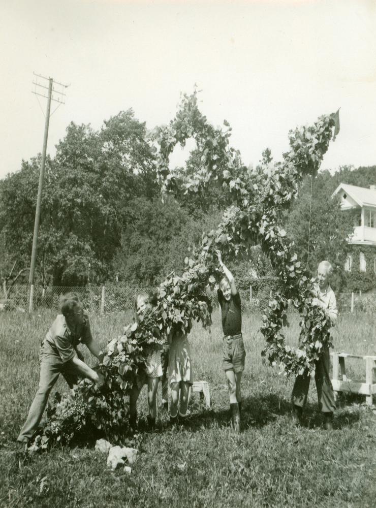 I Paradiset reste man midsommarstång i samband med firandet 1947. Ingemar Sandahl har sett till att bilden hamnat i Partille hembygdsförenings arkiv. 