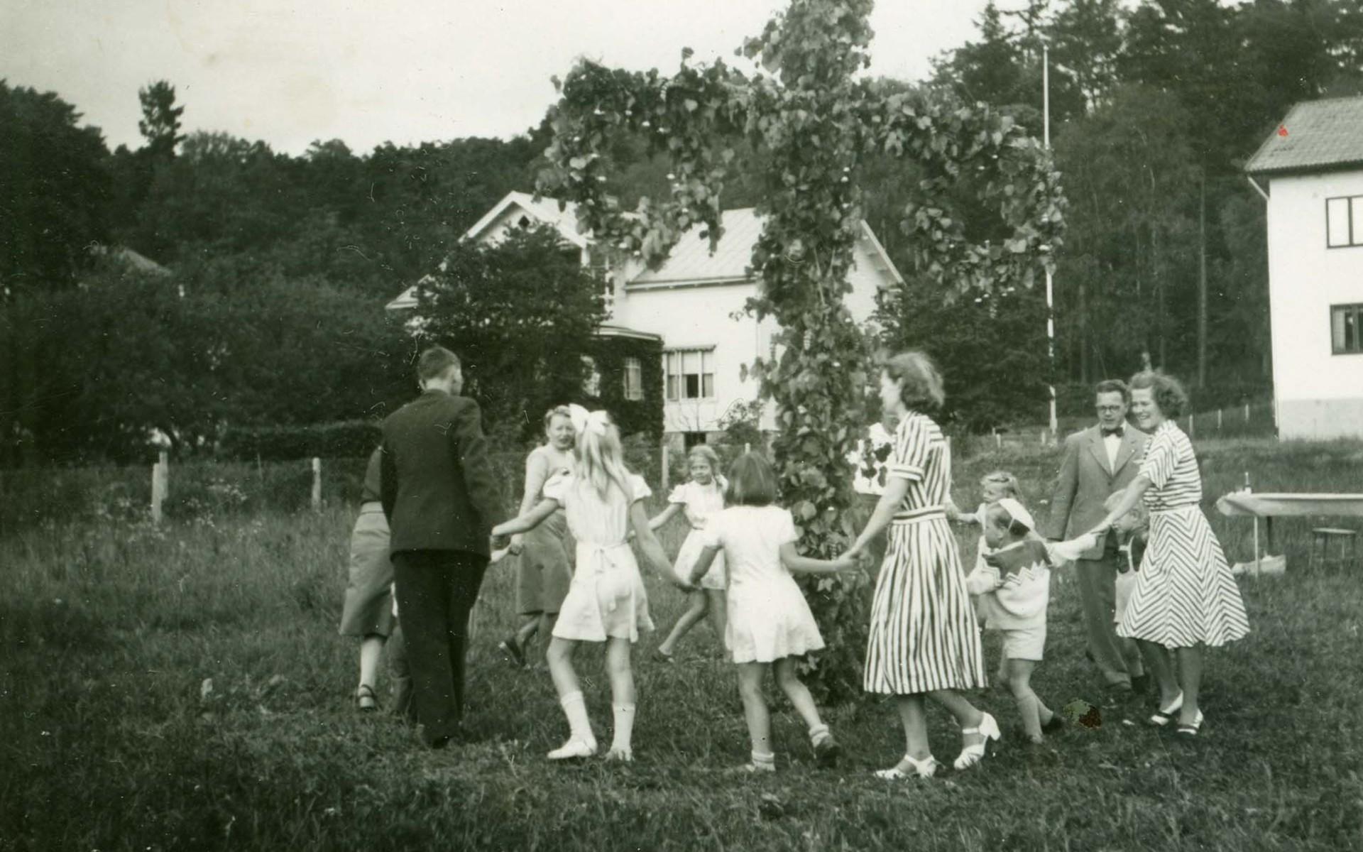 1949 väntade man med att ta bilden tills dess att stången var rest. På bilden ses familjer som firar i Paradiset. Även denna bild kommer från Ingemar Sandahl. 