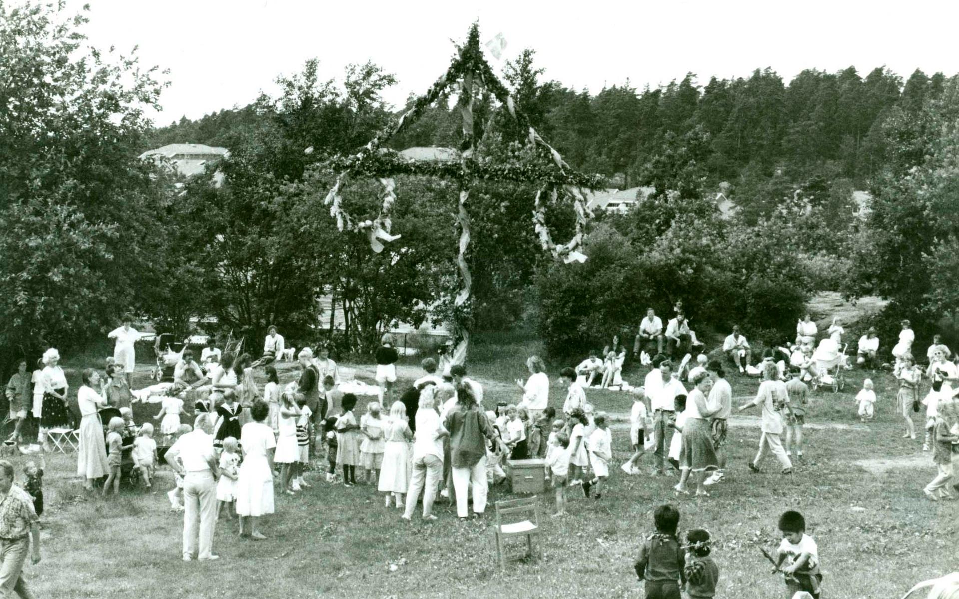 Samma firande som bilden innan. Firandet i Björndammen verkar ha varit populärt det där året.