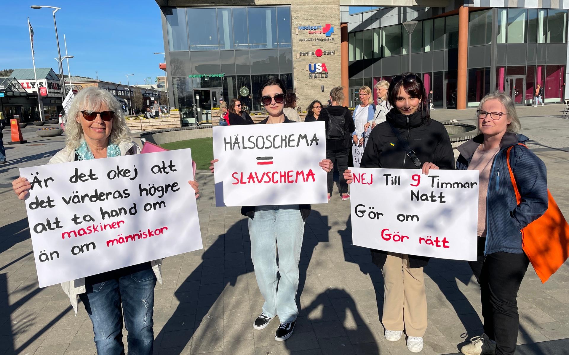 Monika Schultzi, Shakeba Tahere, Eva Depar och Cecilia Lundström samlades med ett 30-tal sköterskekollegor för att demonstrera mot det nya schemat och de försämrade villkoren.