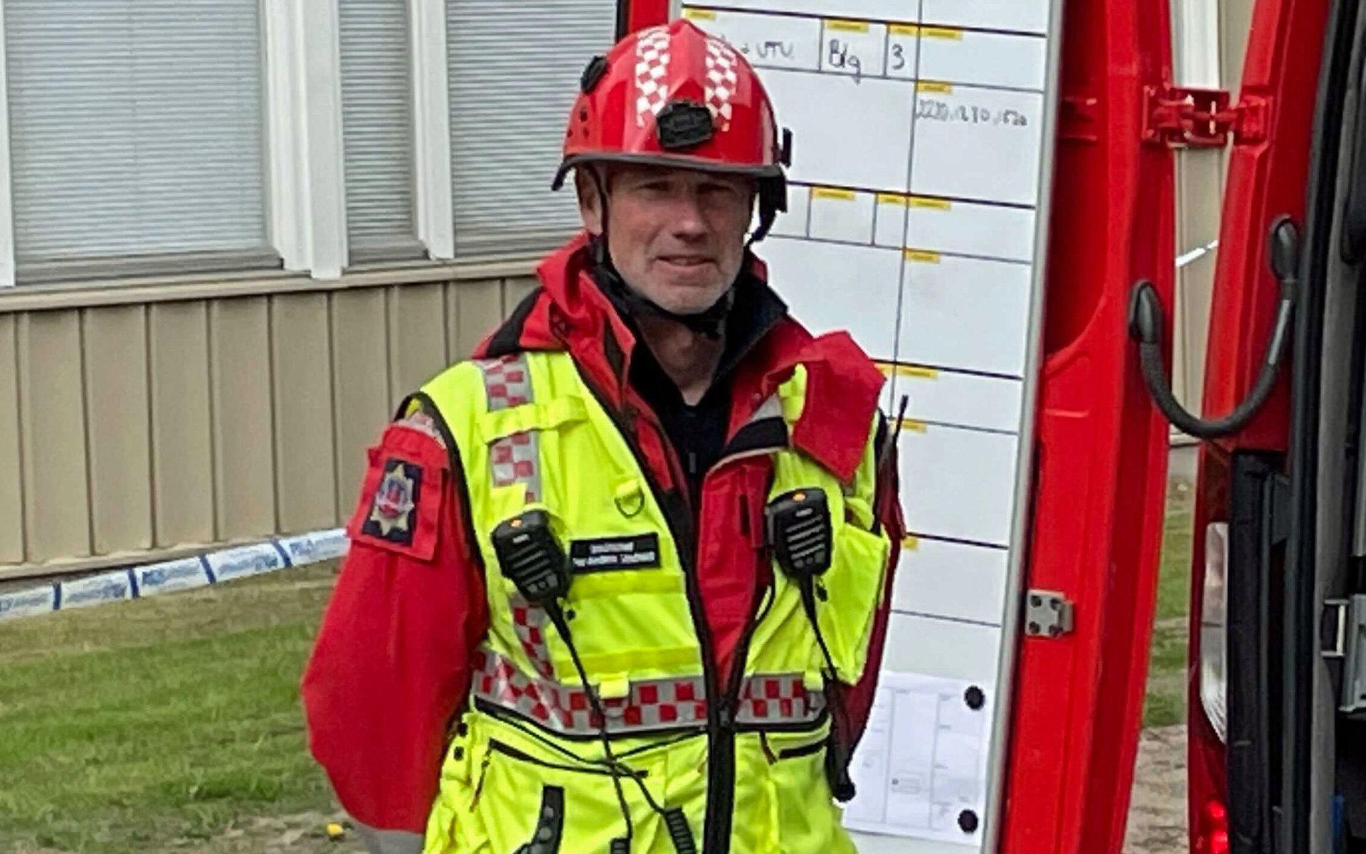 Per-Anders Lindfeldt är räddningsledare på plats vid branden.