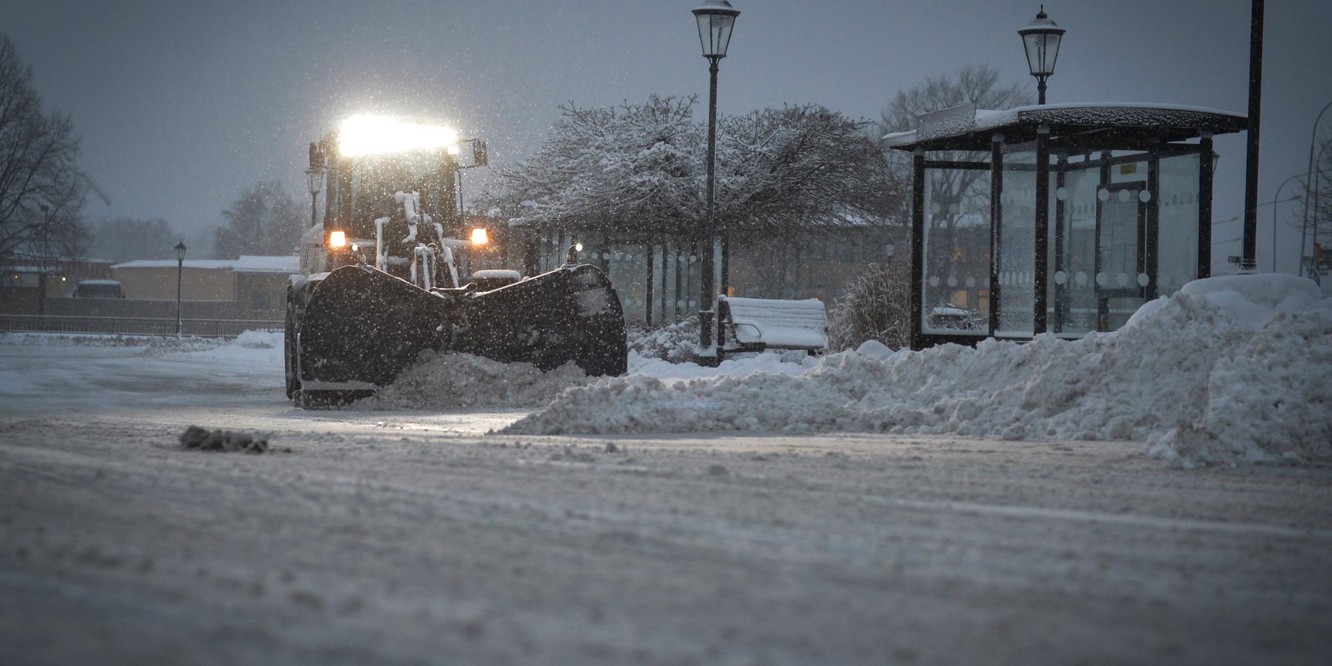 Snö och halka försenar kommunens hämtning av sopor och nu ber de invånarna att vänta med att anmäla.