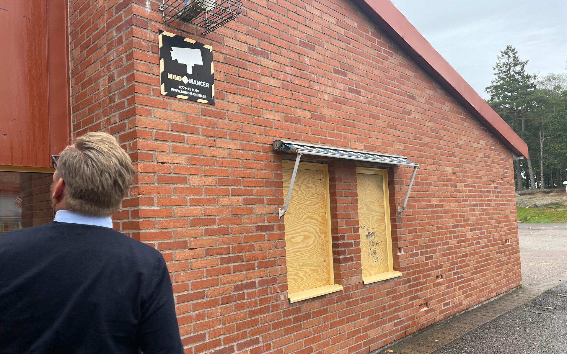 Plank fick skydda mot intrång tills fönstren kom på plats på Furulundsskolan under hösten 2021. 