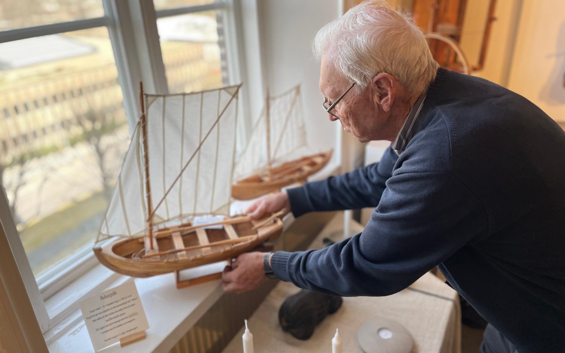Gustav Stolk är pensionerad skeppsbyggare. Arbetsplatsen Götaverken är utbytt mot snickerier på hemmaplan i Kåbäcken där han gör modellbåtar numera. 