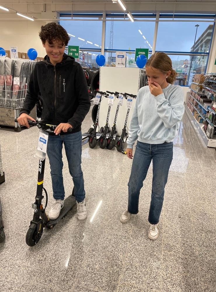 Kompisarna Saga Wennberg och Vincent Almslätt är här med sina klasskompisar och testar elsparkcyklarna i butiken.