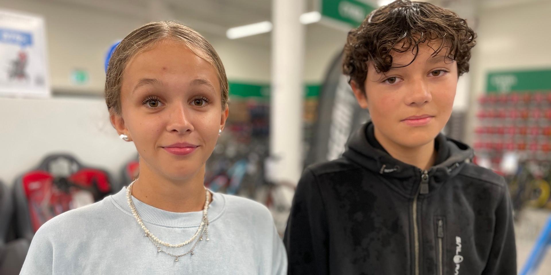 Saga Wennberg och kompisen Vincent Almslätt, 14 år gamla, hänger i butiken med några andra klasskompisar.