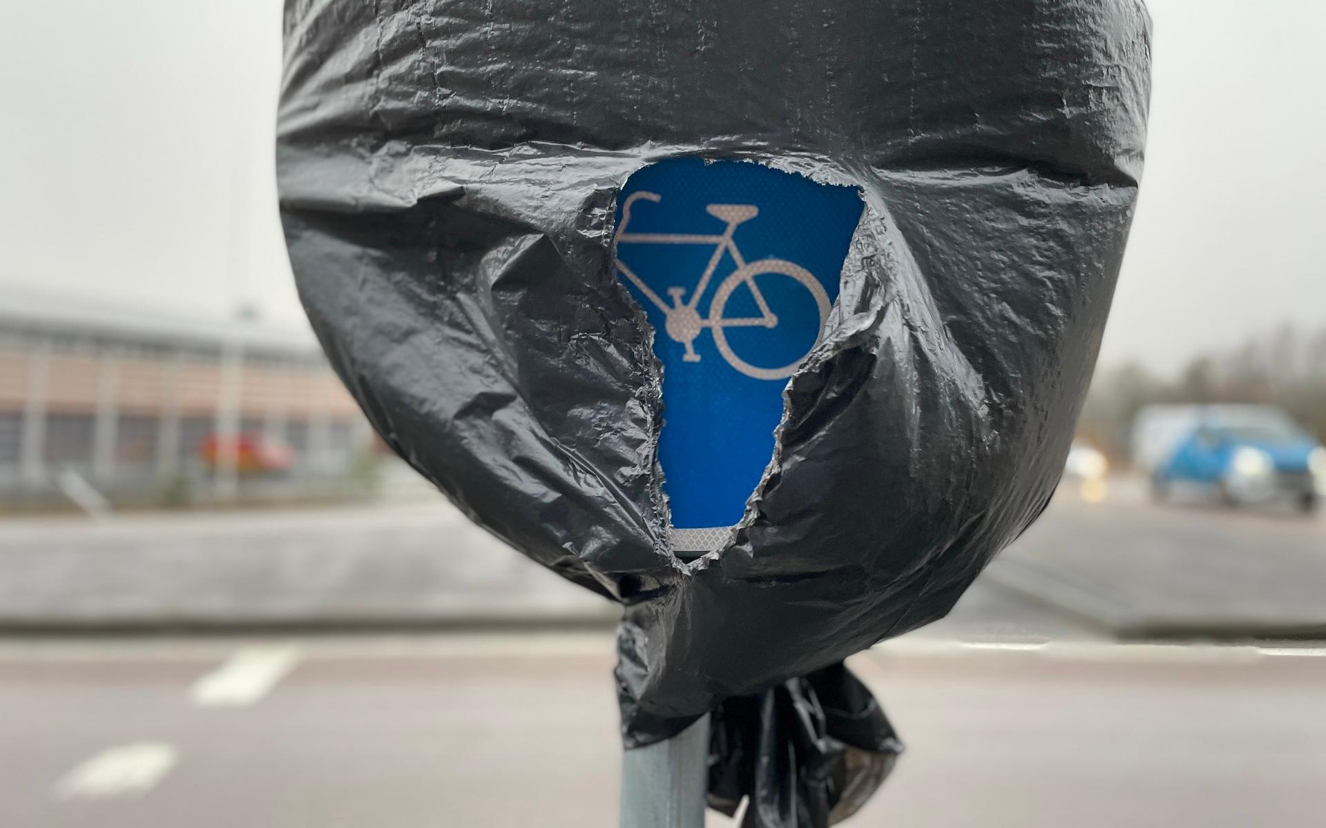 När Partille Tidning besökte den purfärska cykelbanan under onsdagen satt plasten fortfarande kvar på skyltarna.