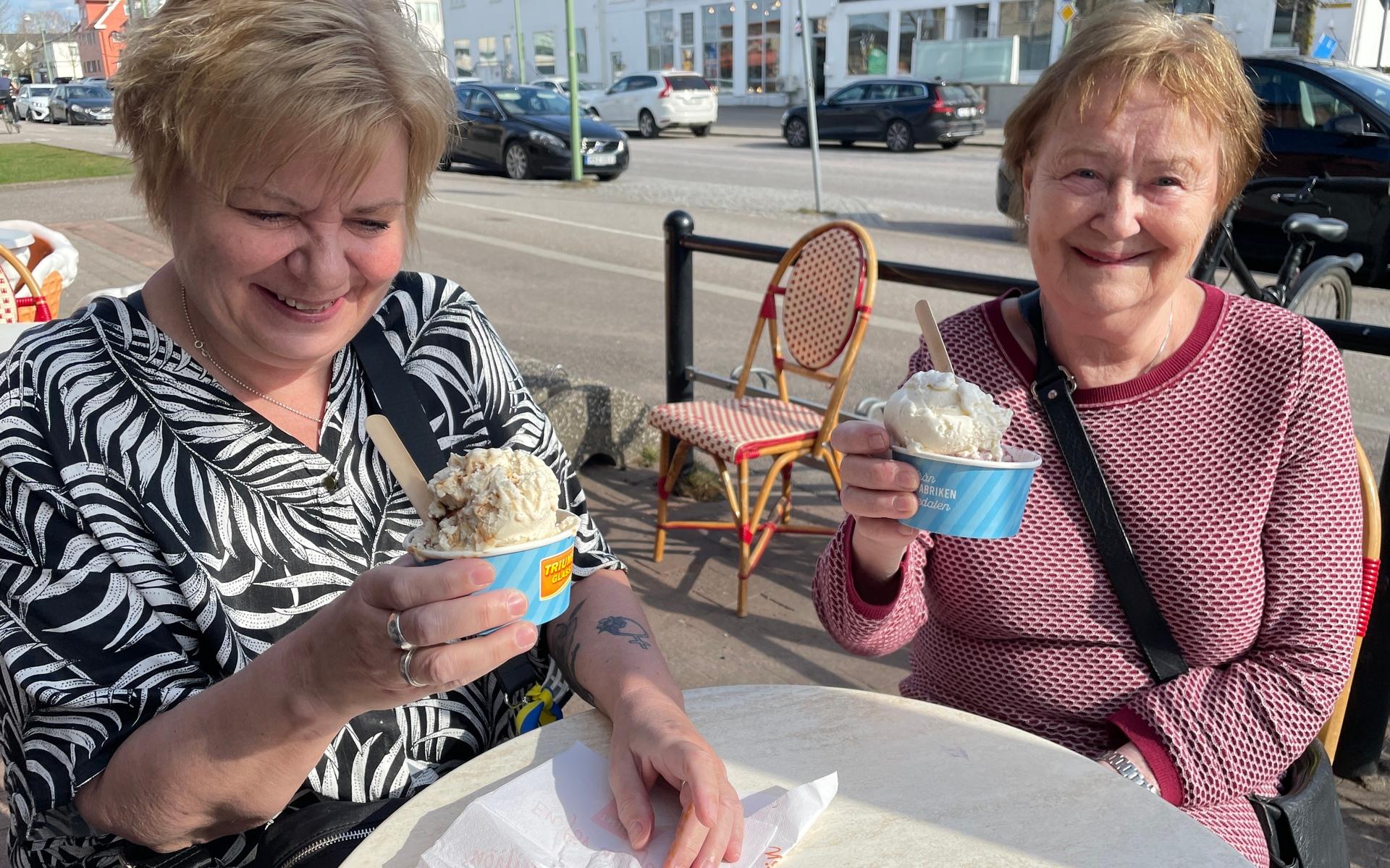 ”Vi njuter” säger Marianne Sjöberg tillsammans med dottern Annika Åhlander. De äter sin första glass utomhus för i år. 