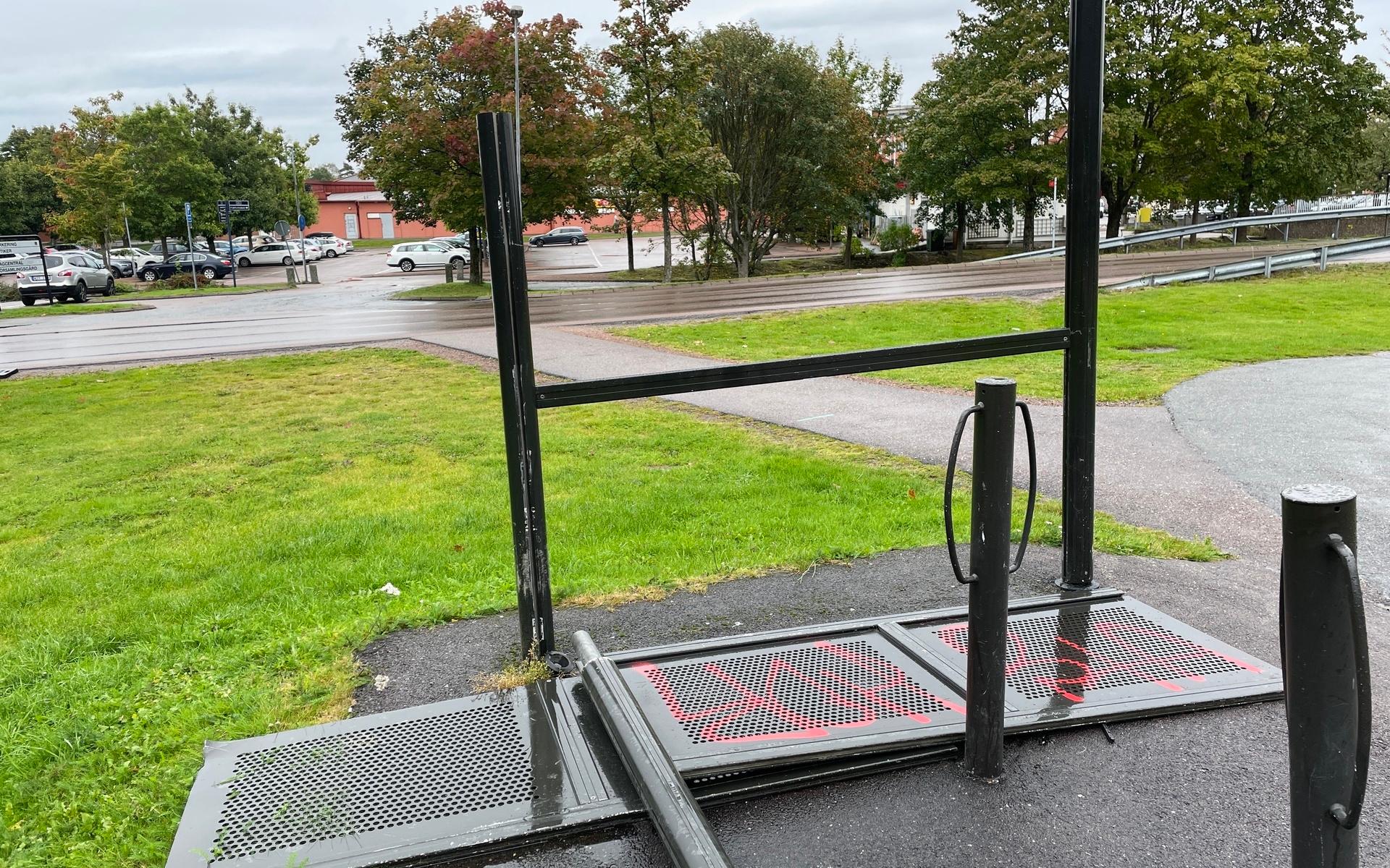 Cykelställen vid busshållplatsen i Furulund centrum har klottrats ner och vandaliserats.
