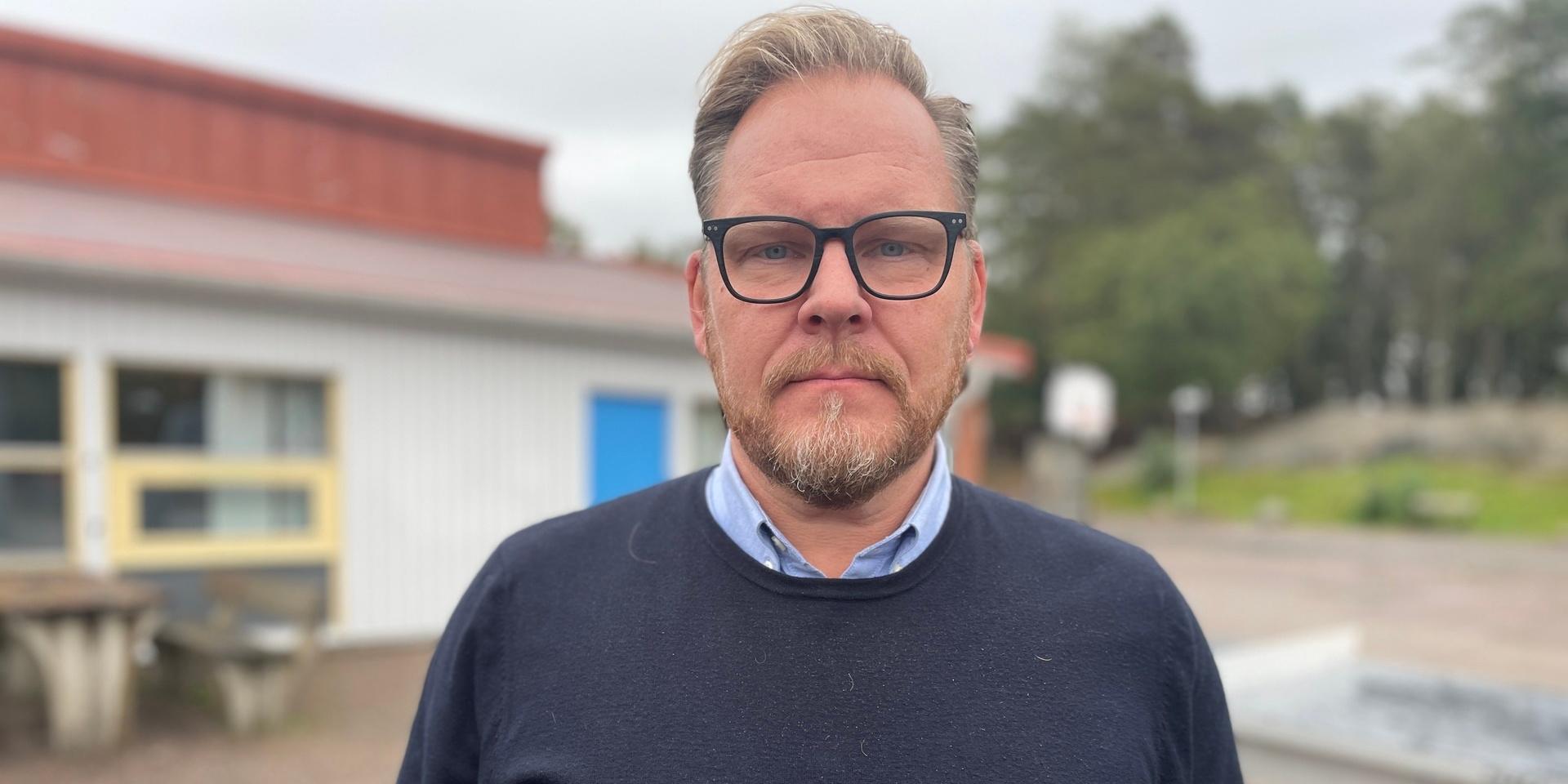 Andreas Sandahl är ställföreträdande rektor på Furulundsskolan. Han tycker det är tråkigt att pengar från verksamheten ska gå till klottersanering och fönsterkross.