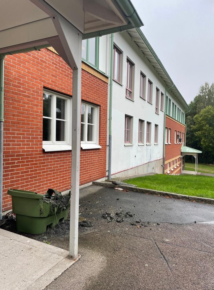 Vid Lunden, mellanstadiet på Furulundsskolan, finns en sandlåda som har bränts ner.
