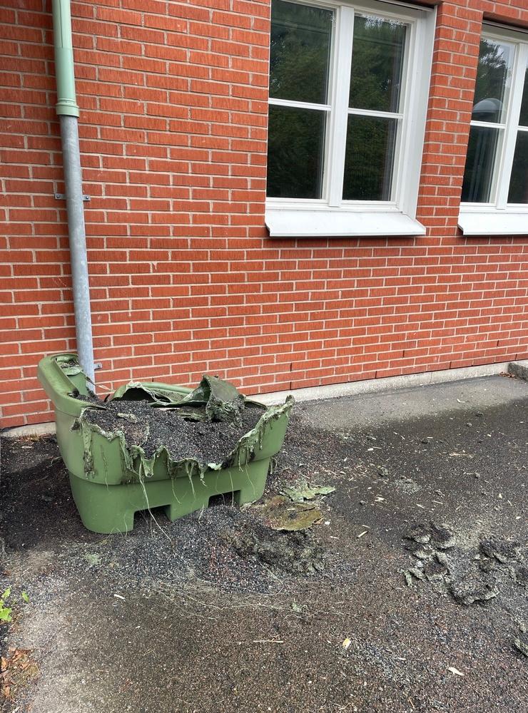 En nedbrunnen sandlåda vittnar om vandalernas framfart vid Lunden, mellanstadiet vid Furulundsskolan. 