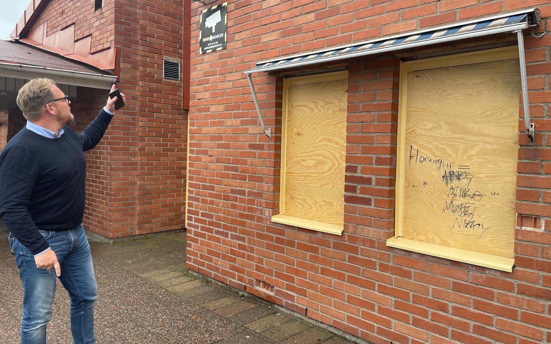 Att området är kameraövervakat verkar inte ha hjälpt mot förstörelsen på Furulundsskolan. Ställföreträdande rektorn Andreas Sandahl visar runt.
