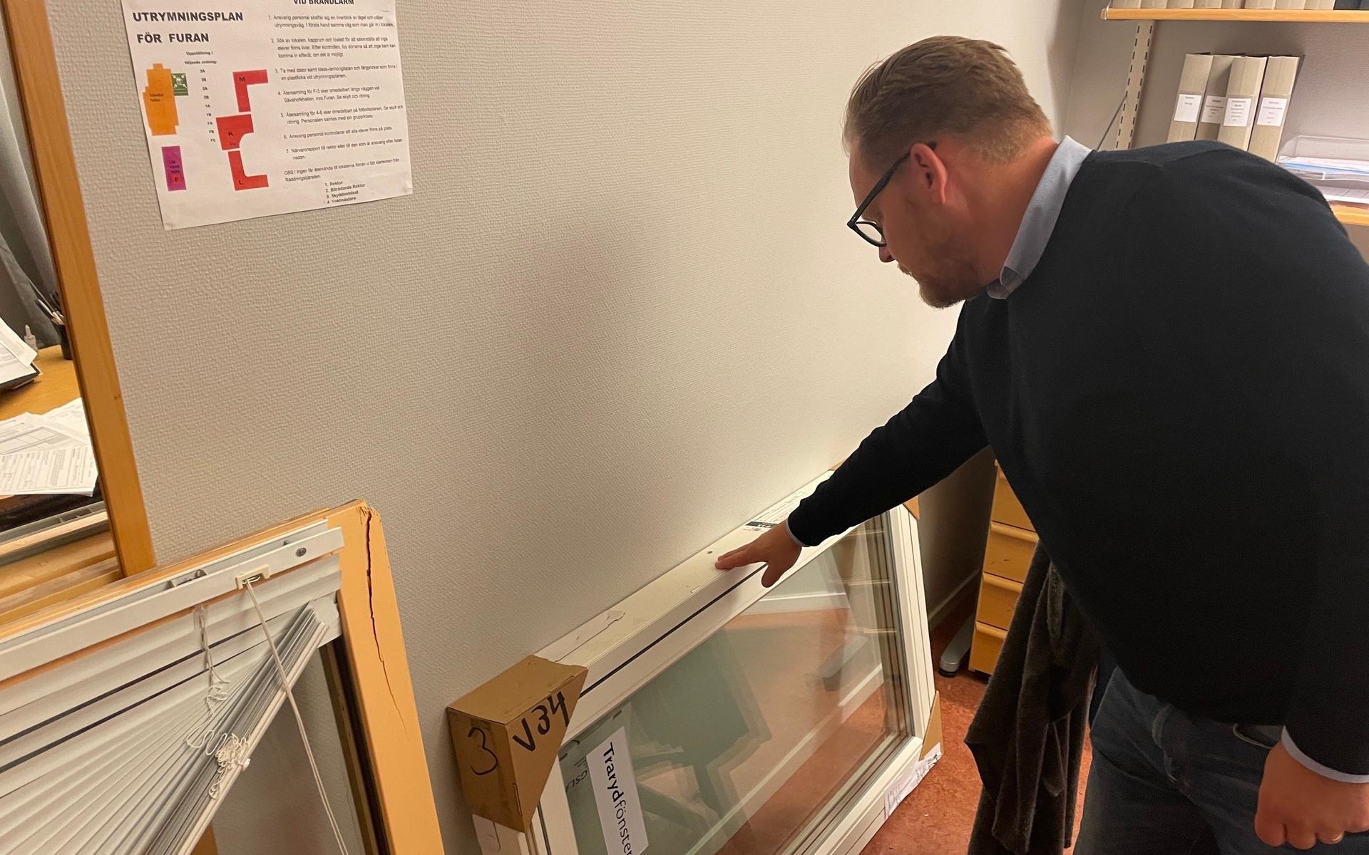 Ställföreträdande rektorn på Furulundsskolan, Andreas Sandahl visar fönster som beställts men som ännu inte hunnit komma upp. 