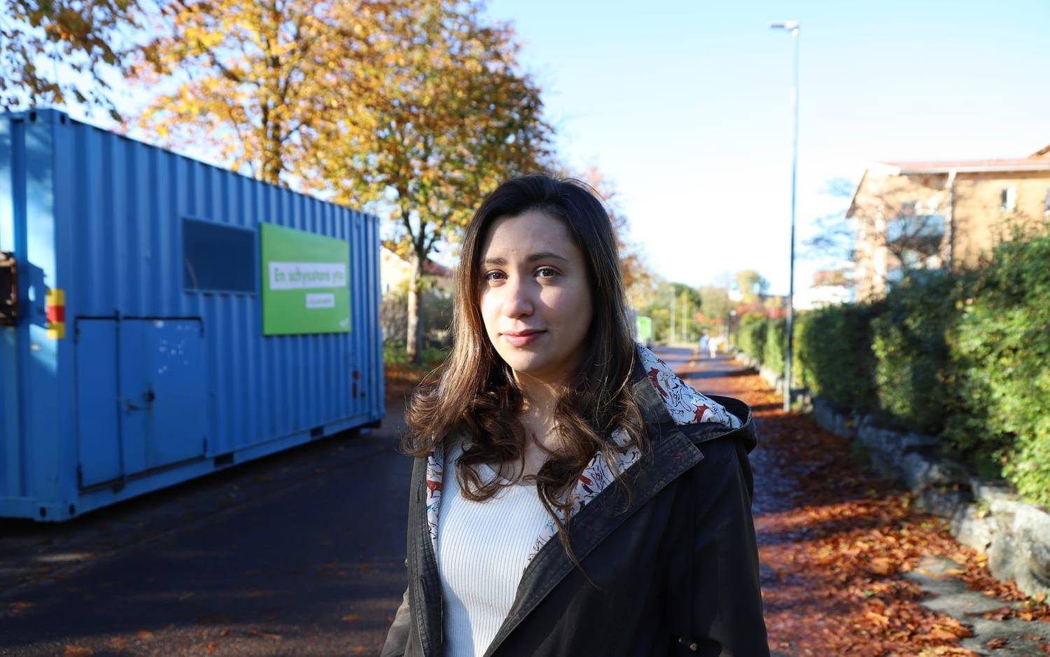Jasmine Bergh upprörs över hur containrar riskerar trafiksäkerheten när de ställs upp längs gatan i Sävedalen. 