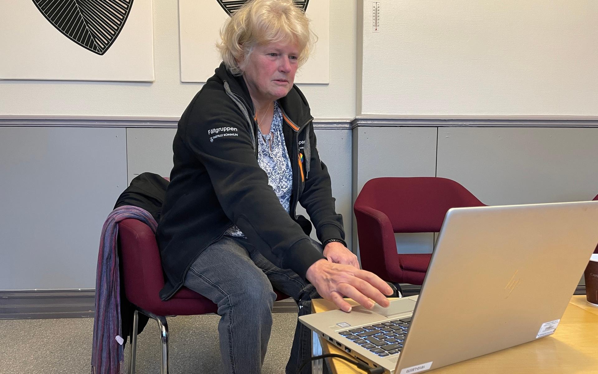 Åsa Björklund är fältare och sitter framför en chatt som är öppen flera gånger i veckan och där unga kan lyfta problem anonymt. 